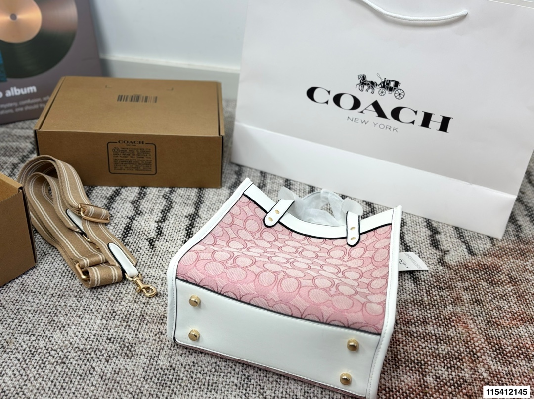 P135 配盒子 蔻驰托特包.手提单肩斜挎包.不管是自用还是送人都很棒！进口五金件.实用大气！简单大方.超大容量，满足你一切需要！！可轻松放置随身必备品！超级赞.这款包给我第一感觉就是太实用.手感特别好.抓紧入.颜值于适用集一身.真的好看实用.都留个！尺寸: 22.21