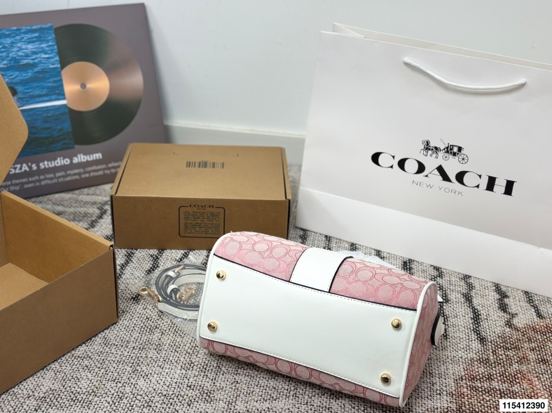 p150飞机盒 coach蔻驰枕头包 时尚百搭容量是真的可 可手提 可斜挎 上身绝美 尺寸 25 16