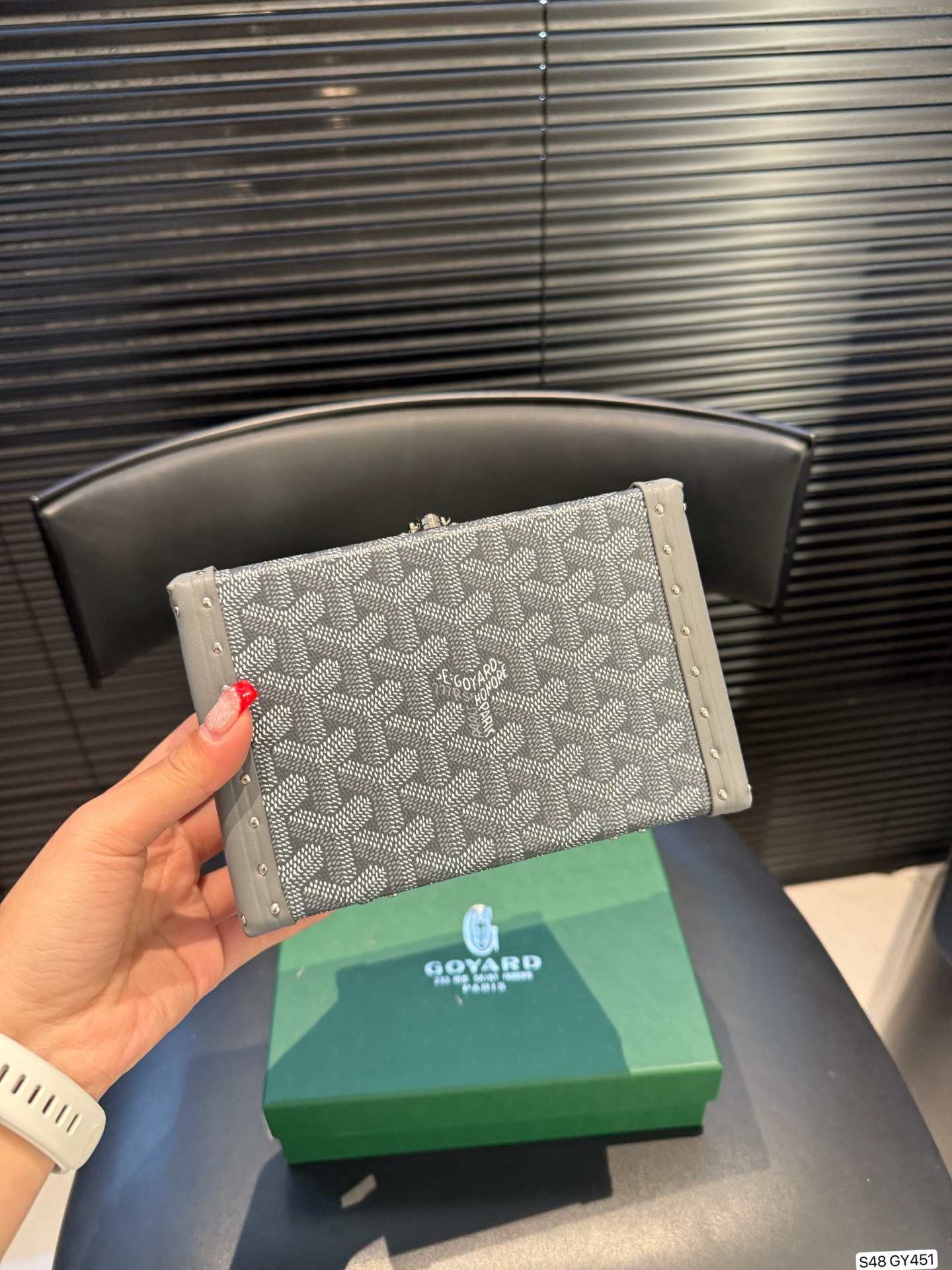 P290 戈雅配盒子极致奢华Goyard银色Mina 硬箱 时尚冷色调 限定银色款 可以斜挎的小硬箱 打造您的时尚搭配 日常出街吸引人的斜挎硬箱包 专属工匠的制作完成签名 日期。 Mina极致奢华硬箱 传承经典硬箱工艺 特别金属银色,特别彩绘3Y字母 出街造型一把手 打造时尚look 精致小巧 男女都可 尺寸16.5 11 货号GY451