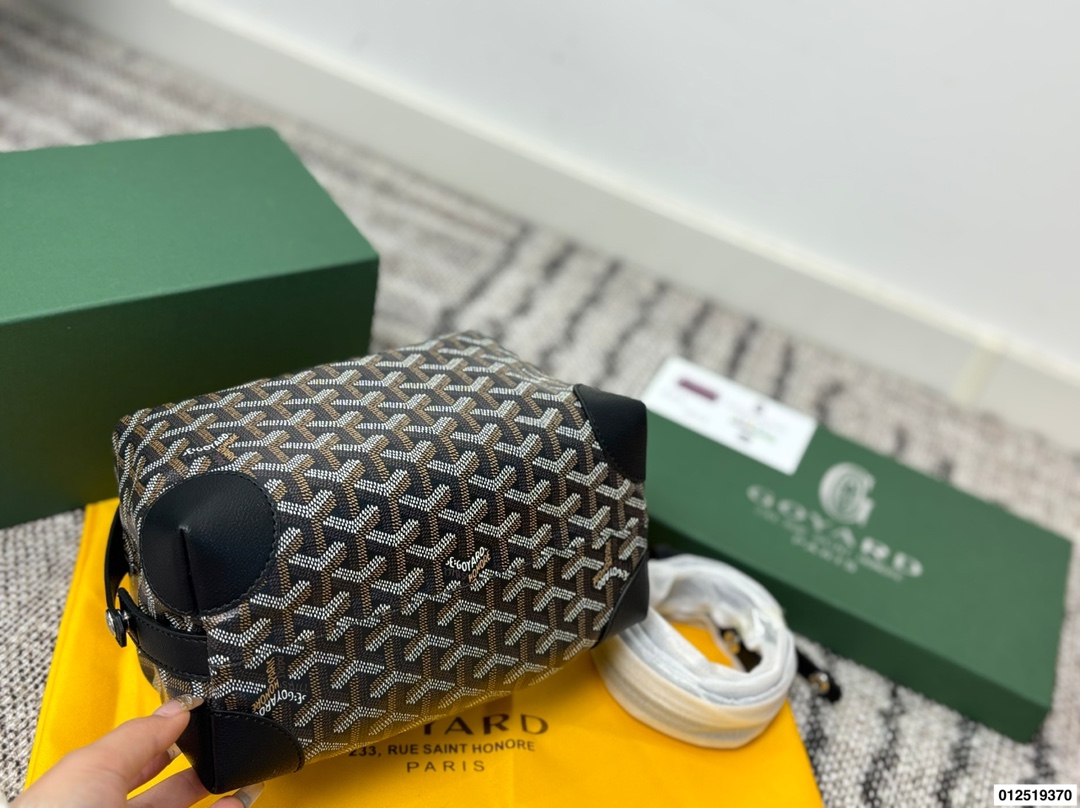 P150 配礼盒 Goyard NBA球星最爱的手拿包！洗漱包 #goyard 戈雅狗牙包 原单品质 不是定型的有多种使用方式 尺寸23 13 货号555698