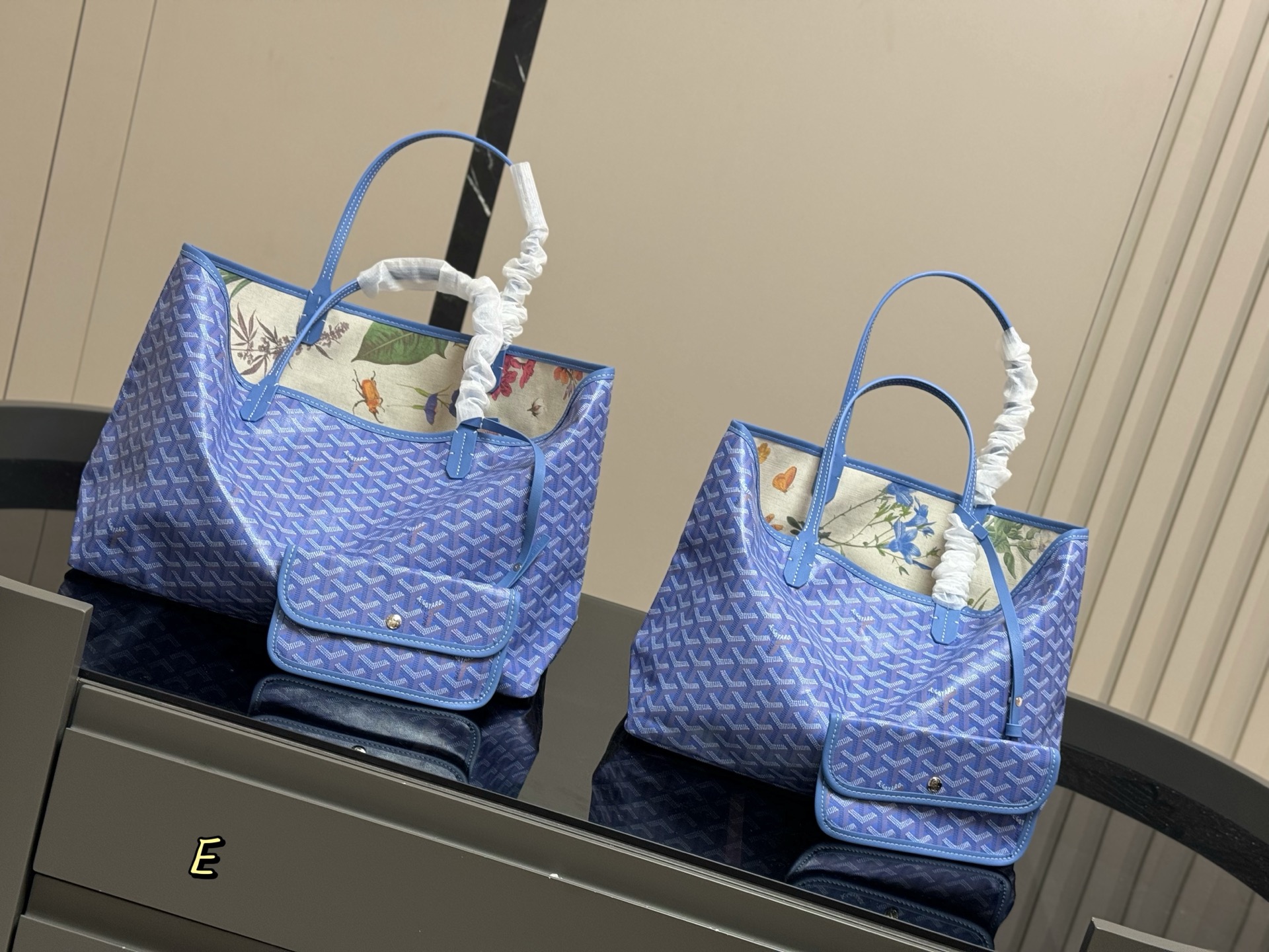 &yen;180 &yen;190（新款内里 升级版） size：34.28cm（中号） 42.29cm（大号） 戈雅Goyard购物袋🛍️ 从头到尾全部都是客订哦！ 另外收到的宝宝就会知道手腕带是立起来的[微笑][微笑] Goyard托特包日常使用率最高的包 又大又轻又软的狗牙！