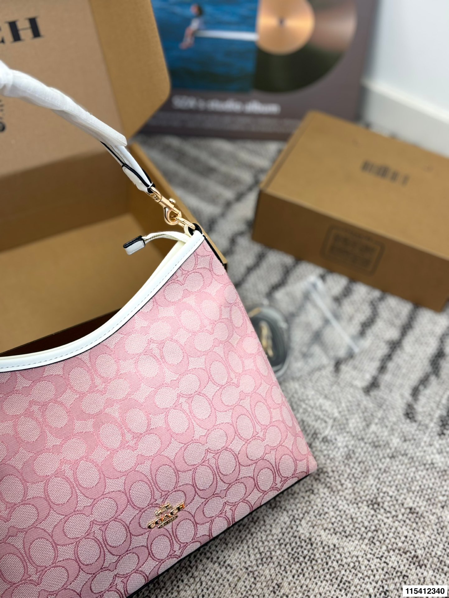 p150 配礼盒 蔻驰托特包，除了好看还是好看，托特包造型简单又好用关键是超好看，轻便，缤纷又结实。分分钟成为街上最具回头率的时尚单品！尺寸：29.21