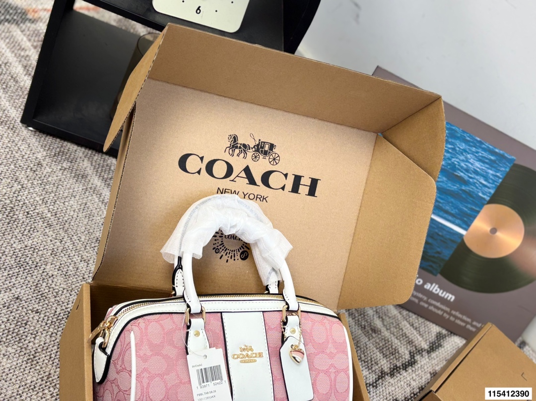 p150飞机盒 coach蔻驰枕头包 时尚百搭容量是真的可 可手提 可斜挎 上身绝美 尺寸 25 16