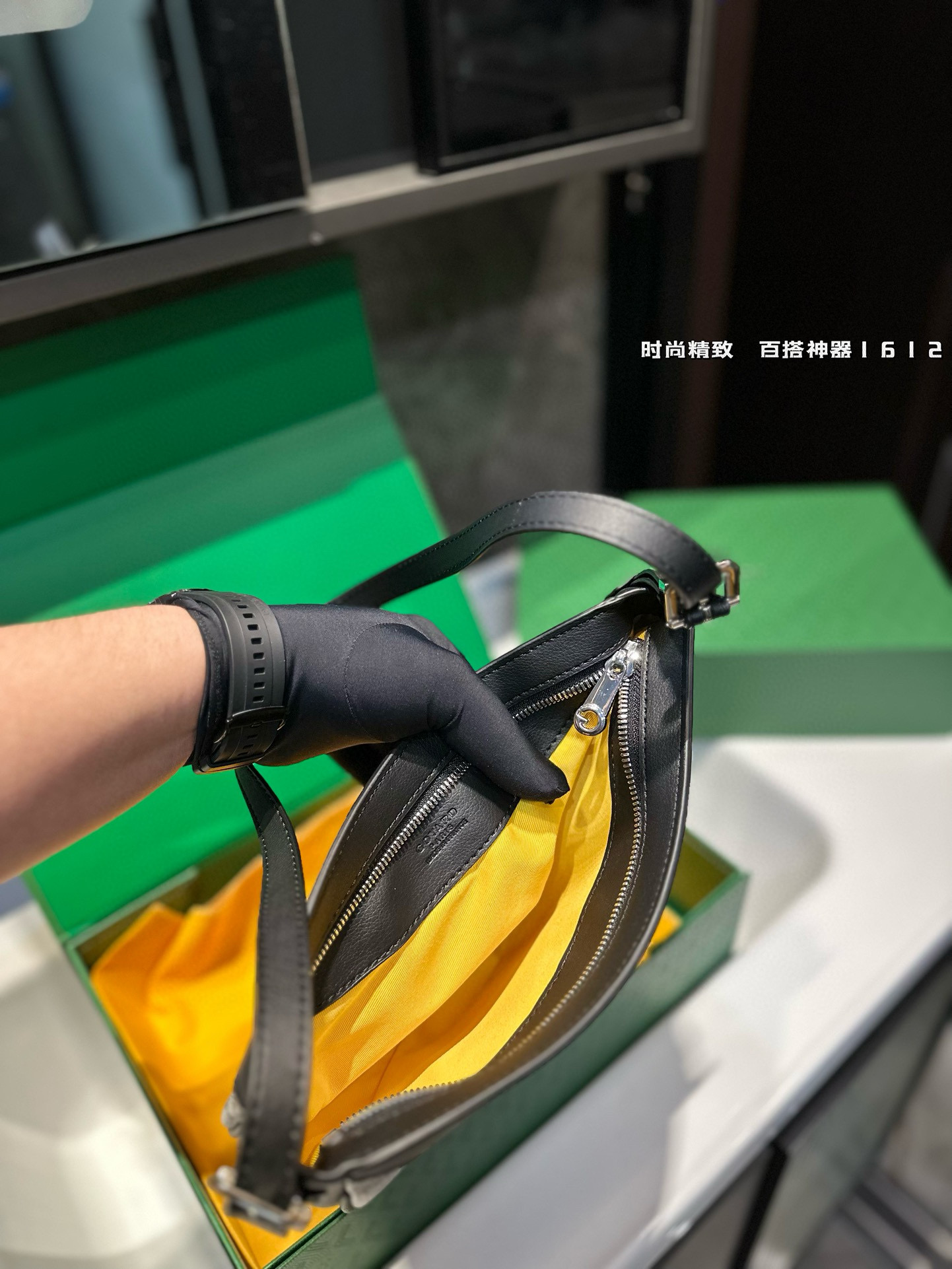 ❤️p185(礼盒包装)❤️ 拥有新包就拥有好心情!Goyard燕子包简单的穿搭永远不过时,舒服随性耐看!搭配一只棕色 goyard,点亮一下整体造型,秋冬配棕色实在太好看了!入手最近新出的goyard 燕子包,实物太美丽了!容量也十分乐观,可装下兩伞钱包粉饼口红等,肩带可调节,背法多样,可单肩可斜背可腋下!果然是一只实用又时髦百搭的包!!!尺寸23 16cm