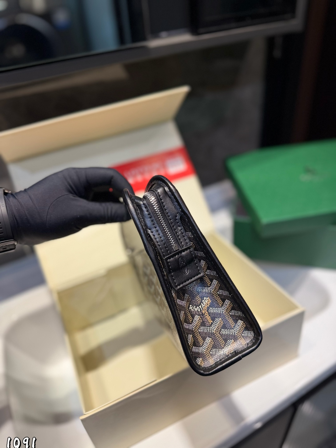 ❤️P125（礼盒包装）❤️ 戈雅 GOYARD 手包男生女生🉑️用！上身效果绝绝子~日常非常好搭配哦~男生女生都可以入手！尺寸：25 19