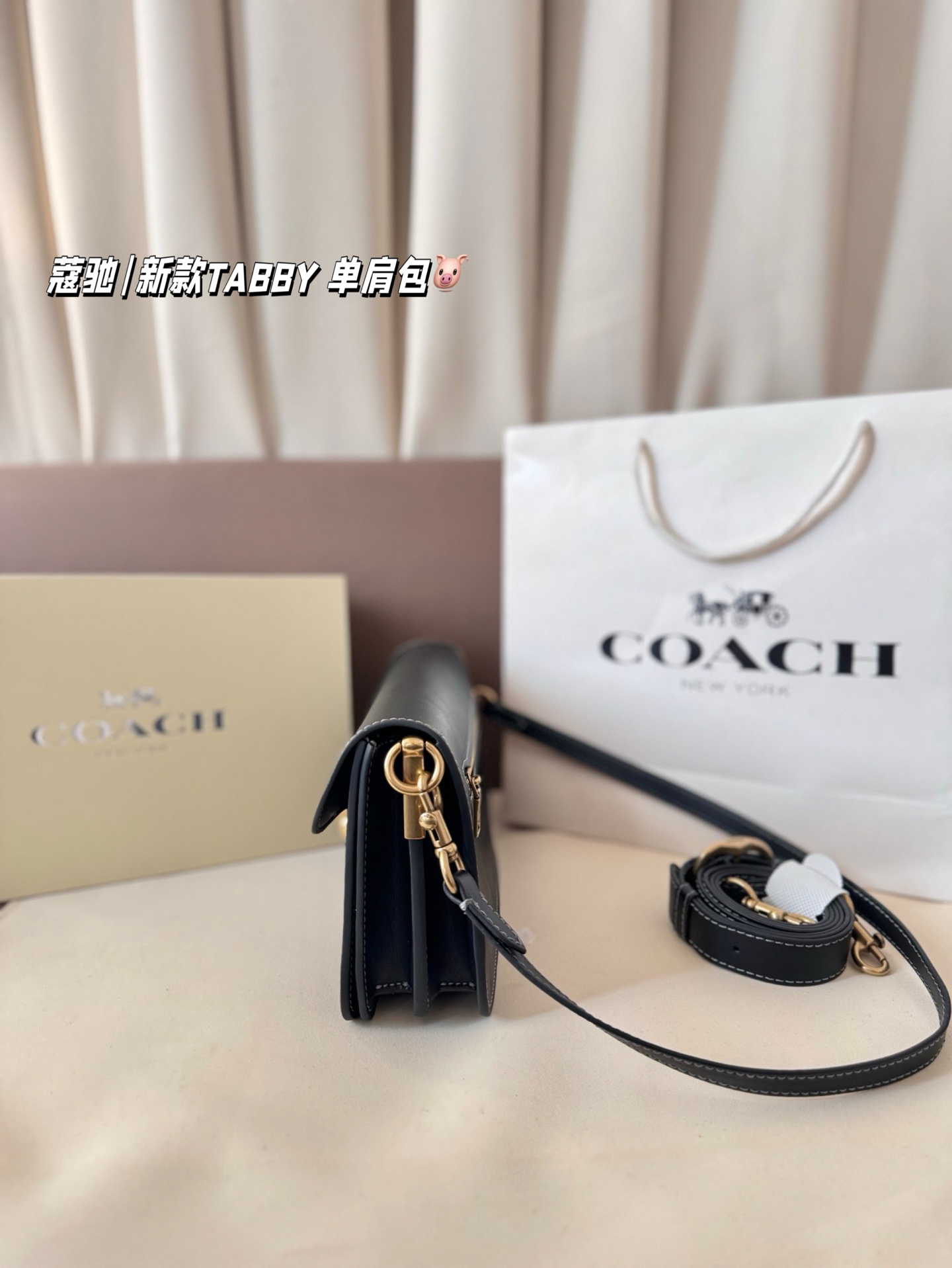 P195 配折叠盒 新罗蔻驰|新款TABBY 单肩包 本季的 Tabby 包 真的绝了！ 触感柔软到上头～ 采用 Natural Grain 自然纹路皮革， 皮质更薄、更软，垂坠感特别自然， 背起来就是那种很松弛又很酷的 随性氛围感，真的太飒了！ 这次推出的全新配色也超级适合秋冬， 低调高级、耐看又显气质。 属于那种越看越上头的颜色！🍂✨ 尺寸26*14