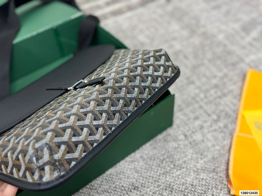 P165 配折叠盒子 戈雅邮差包 作为一个女生,每次出的男包都好看到我想拥有!它是一只扁身邮差哦,包包肩带的扣子是在包身背面的所以斜挎起来时更贴合身体骑行爬山背它也完全OK真的一点都不累赘 尺寸:32 26 货号440