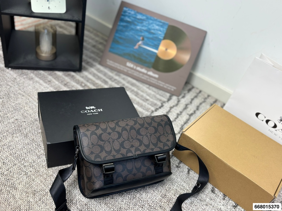 p150配礼盒 COACH男士League二合一混合斜挎包这款二合一混合斜挎包，中性风格，男女皆可背,情侣款组合!肩带句调节长短，单肩，斜挎都可 尺寸28.23