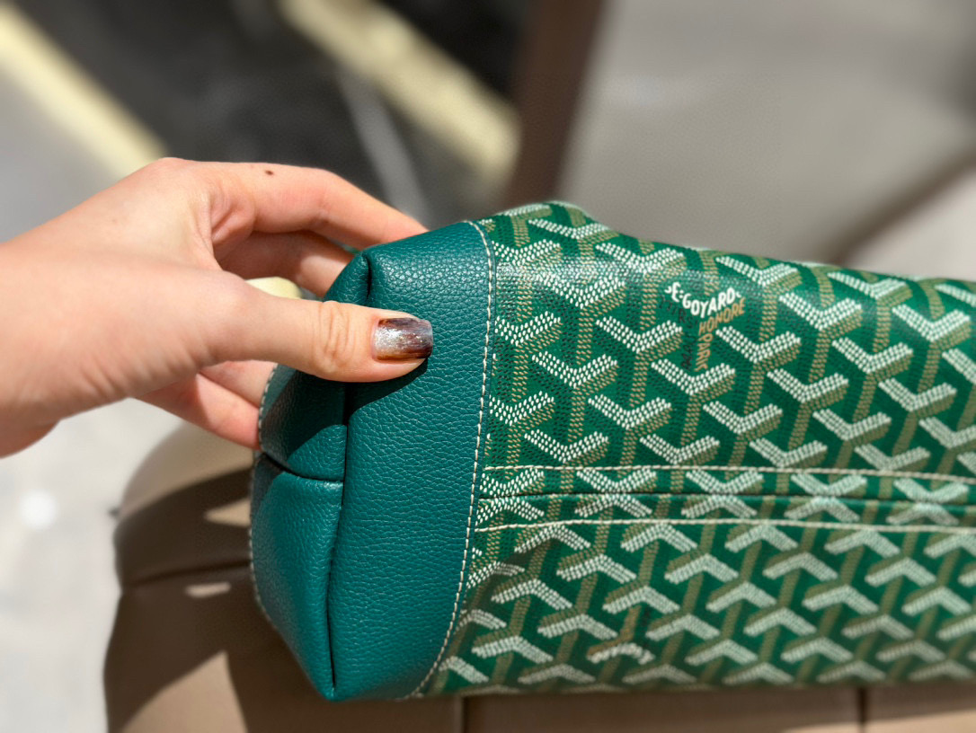 戈雅购物袋 p180 goyard Bellechasse Biaud通勤包白领金领必备款哦 通勤包，有型又轻便 内部底部附有底板，有支撑力, 并且是唯一-- 款自带包夹的款式36&times;26无盒