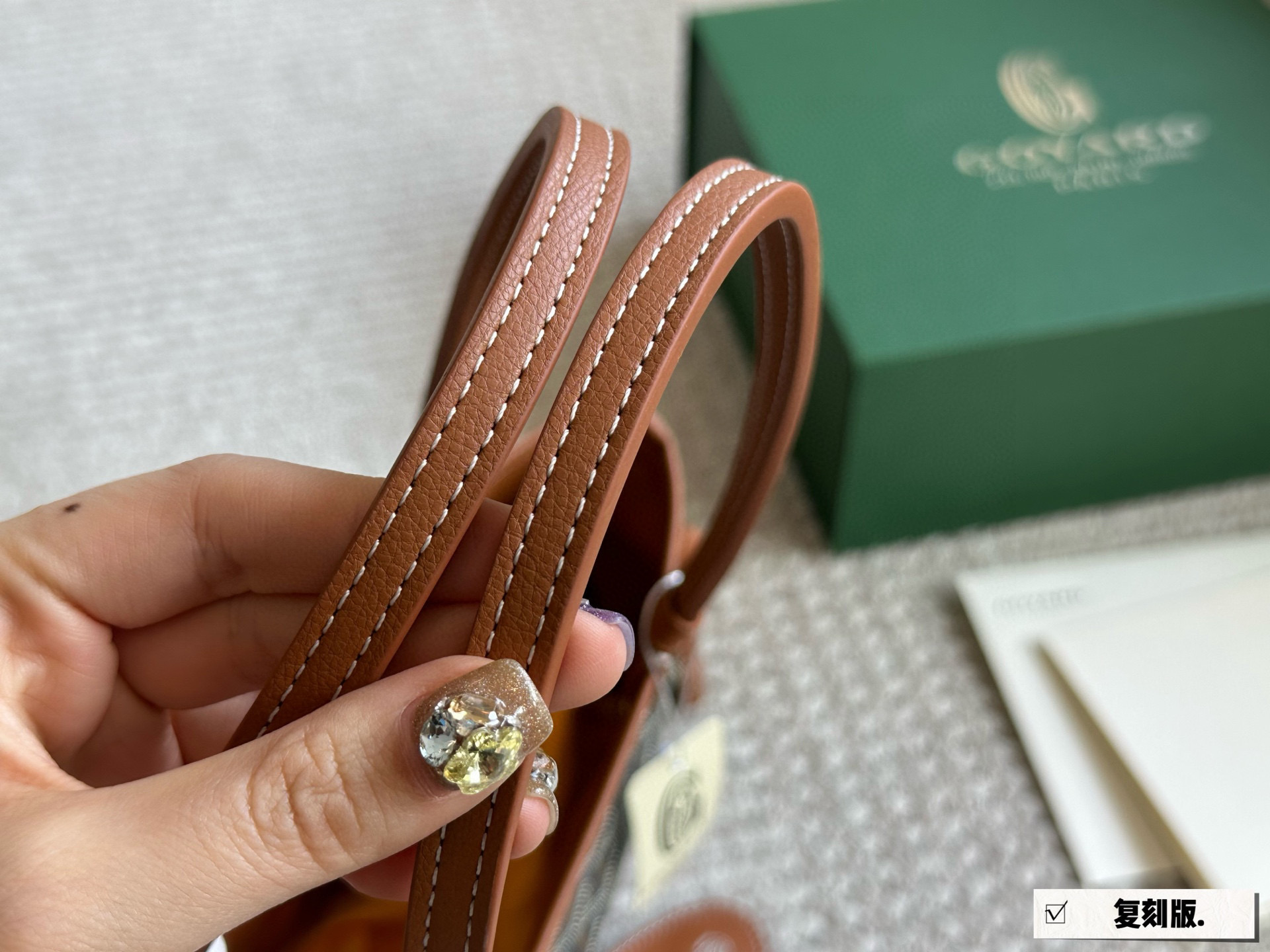 复刻版 💰155 配盒 size：20*19cm 戈雅购物袋🛍️ 属于这个季节的迷你购物袋 完美1:1定制 Goyard狗牙红色限定 实物真的很有质感， 新年本命包！