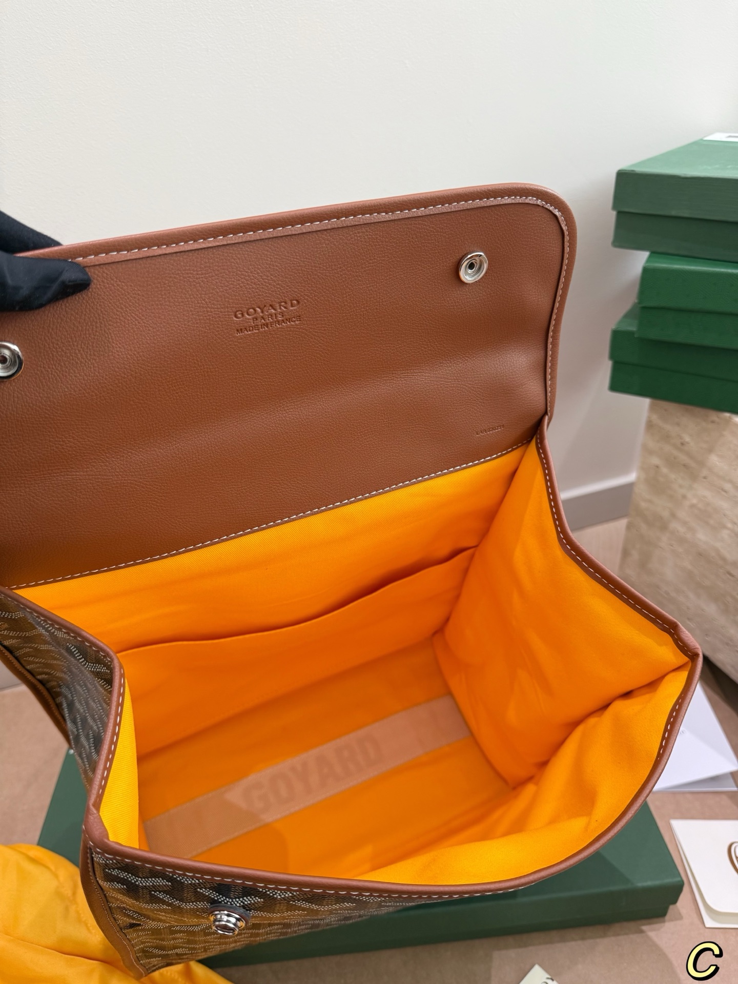 P200 配礼盒🎁 size:33*37cm Goyard 戈雅 双肩包 复古又减龄 容量真的超级大!! 装下笔记本妥妥滴! 男女通用!真的超级划算!