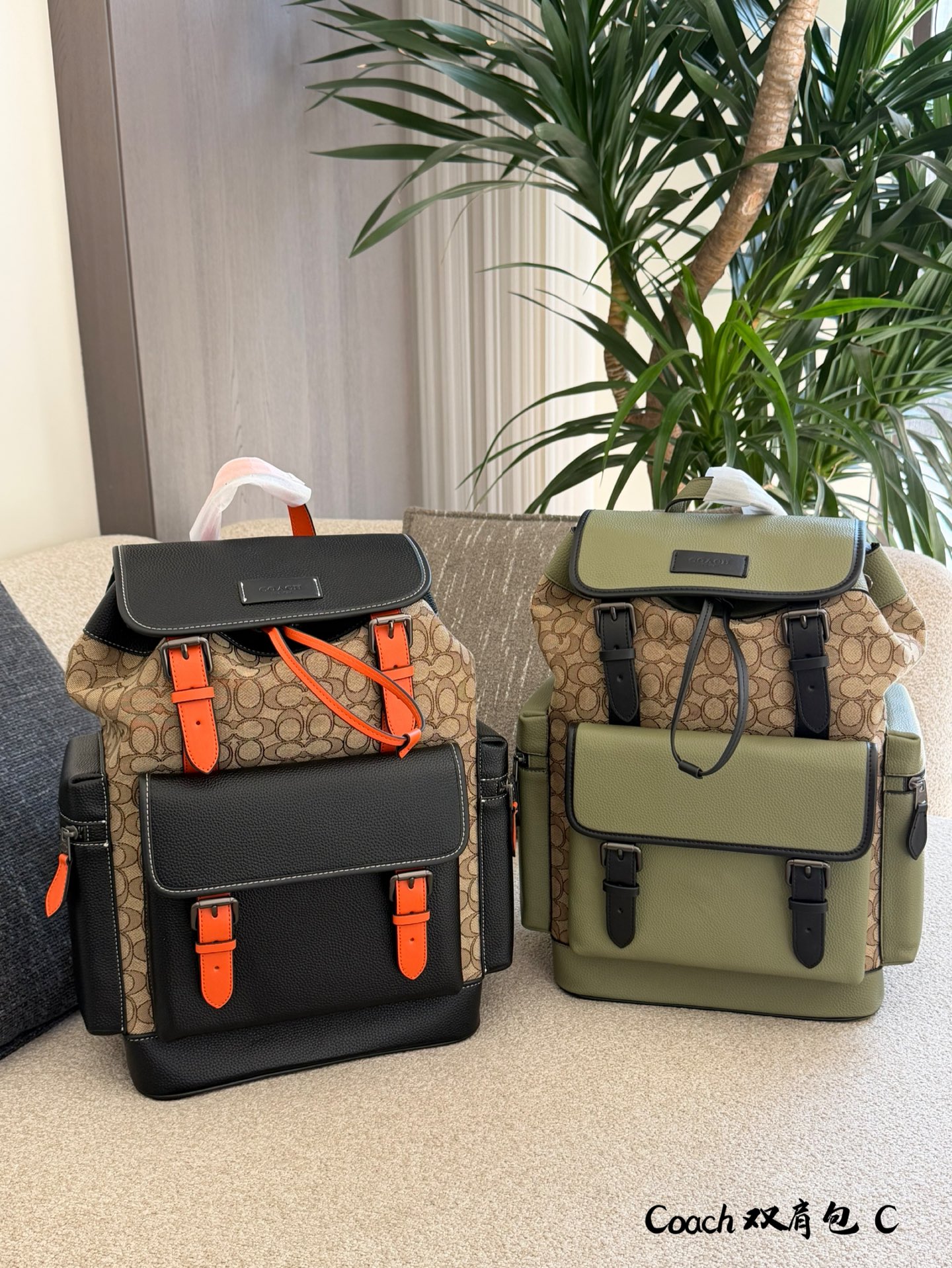 Coach Sprint双肩包​​p190 🎒Coach Sprint双肩包，经典C印花提花织布+黑色鹅卵石牛皮拼接，橙色皮革扣带点缀，复古又时髦✨。翻盖搭扣+抽绳开合，安全感满满，正面口袋可放手机，内部空间超大，15寸笔记本轻松装下，通勤、旅行、户外都OK！肩带可调节，背起来超舒服，实用又百搭，是功能与时尚兼具的必备单品🔥。19&times;45无盒