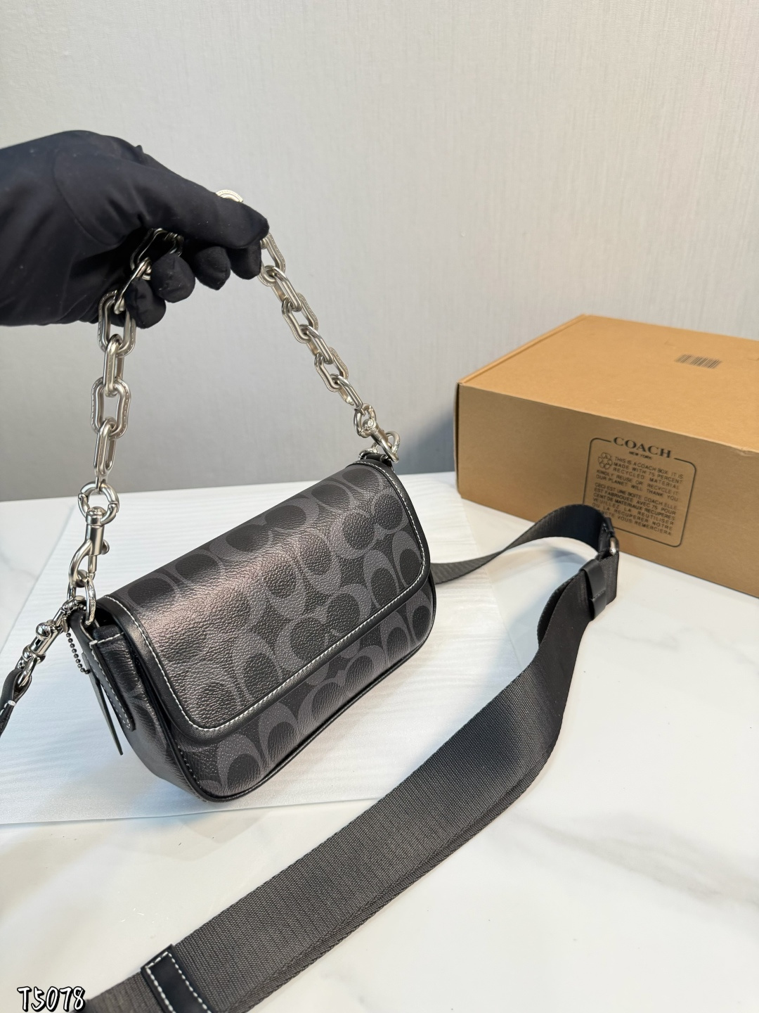 ❤️p150（礼盒包装）❤️ C家 新品黑色 男生都会喜欢的相机包！ 款式对于男生来说真的太友好了又能装又百搭 搜索🔍蔻驰 coach 男包尺寸：19*5*13cm