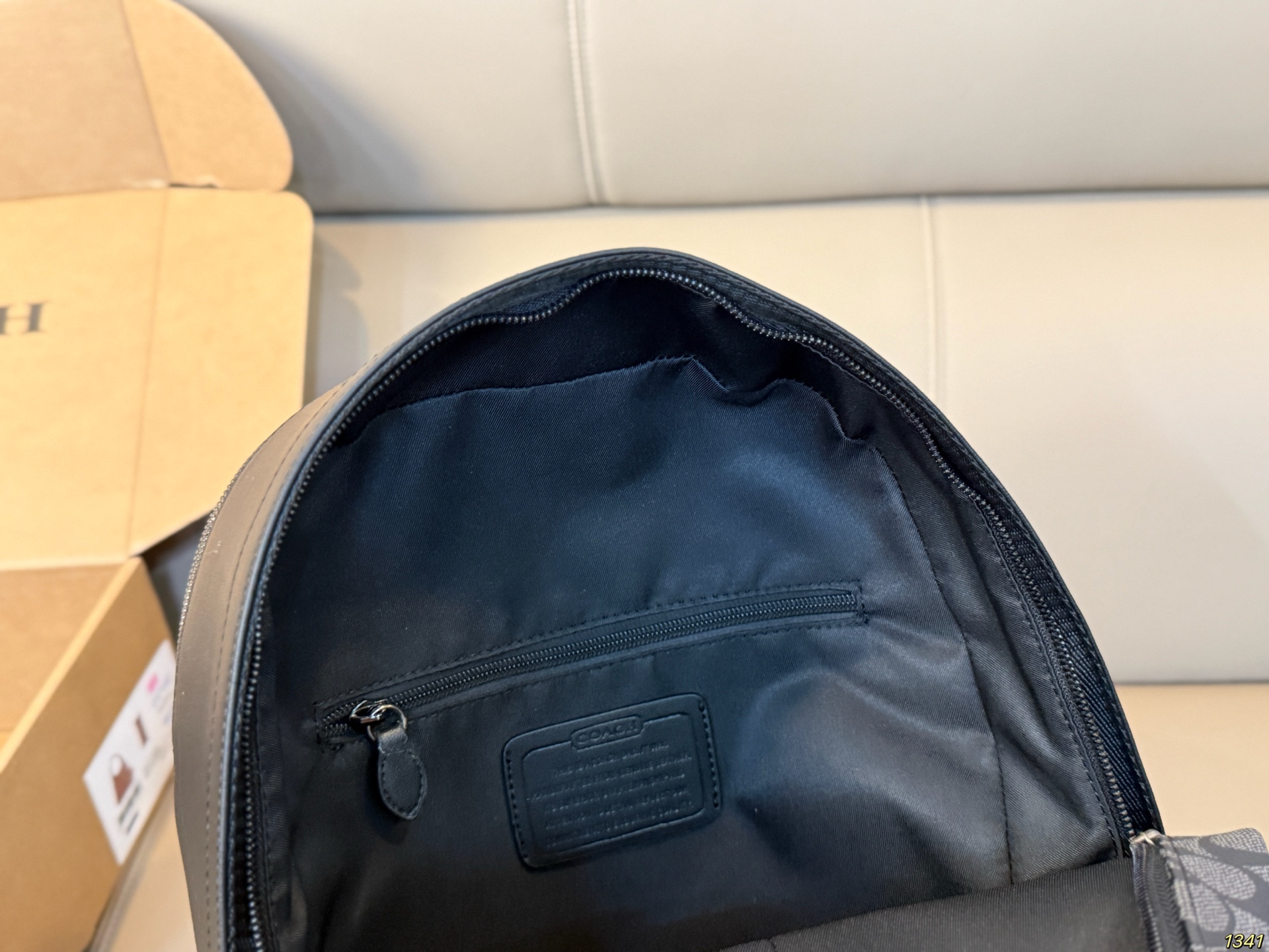 净版¥190蓝条¥200 蔻驰coach双肩包 经典中透露着时尚 有它旅游又安排起来啦! 尺寸32 38