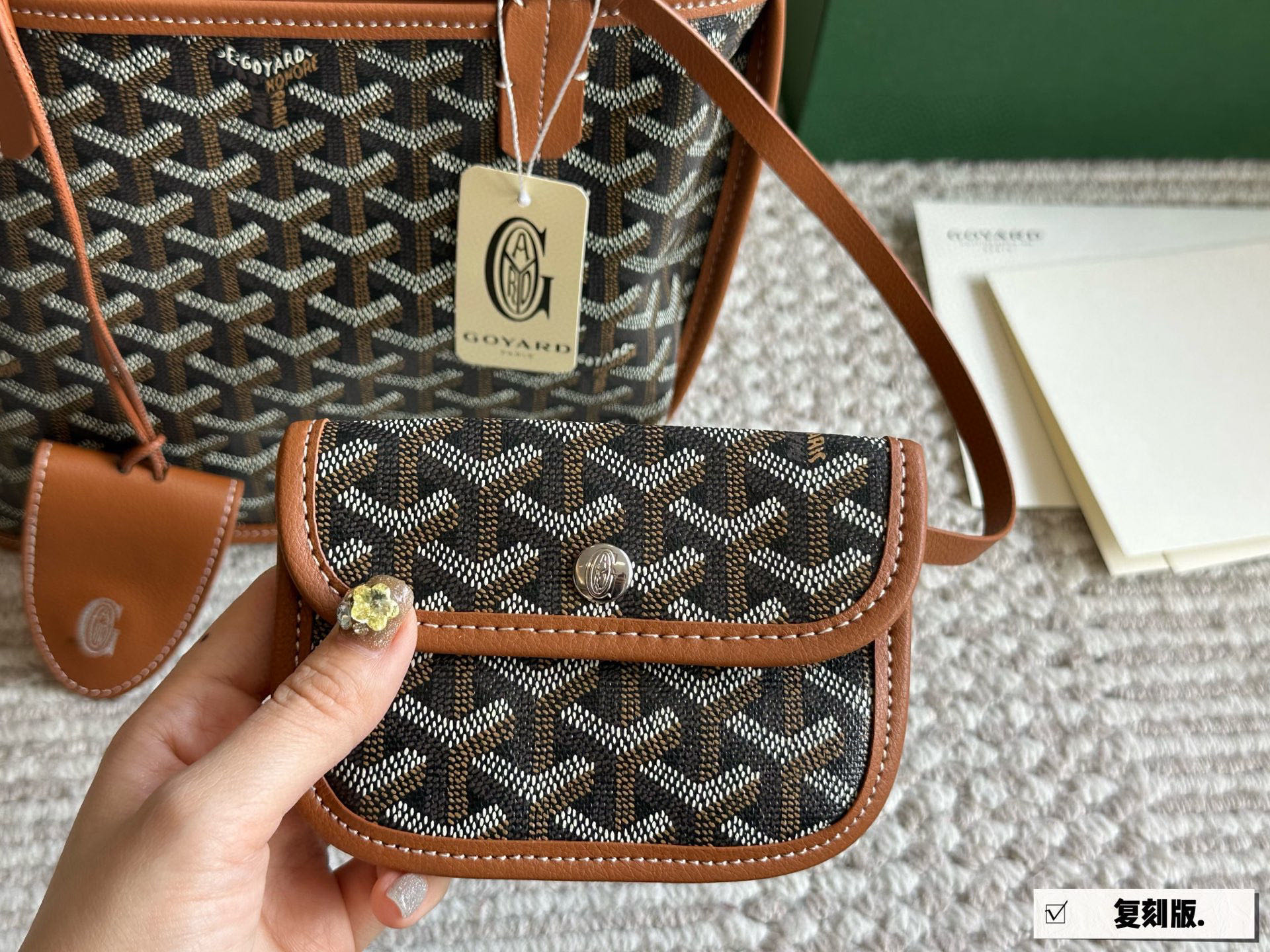 复刻版 💰155 配盒 size：20*19cm 戈雅购物袋🛍️ 属于这个季节的迷你购物袋 完美1:1定制 Goyard狗牙红色限定 实物真的很有质感， 新年本命包！