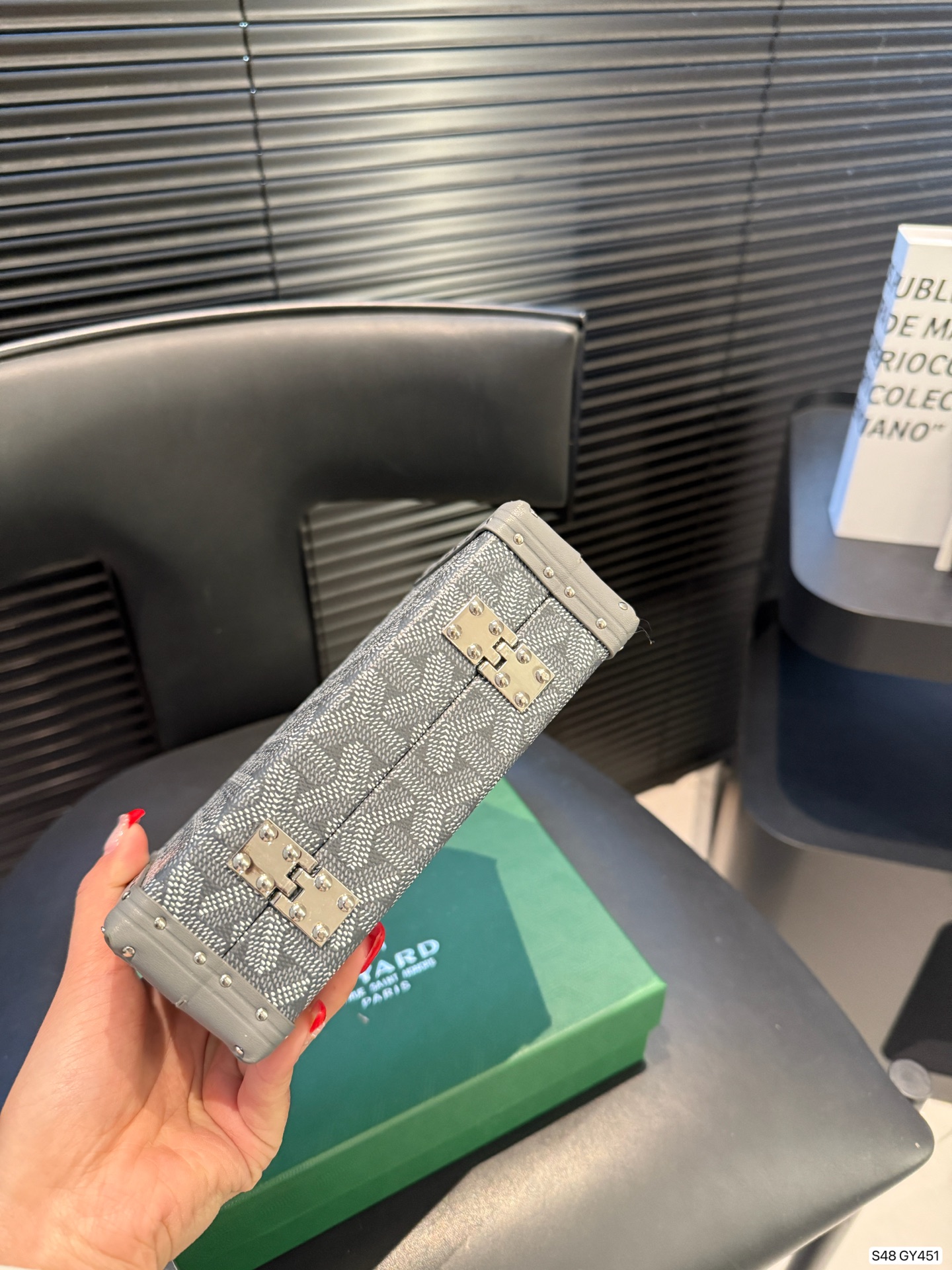 P290 戈雅配盒子极致奢华Goyard银色Mina 硬箱 时尚冷色调 限定银色款 可以斜挎的小硬箱 打造您的时尚搭配 日常出街吸引人的斜挎硬箱包 专属工匠的制作完成签名 日期。 Mina极致奢华硬箱 传承经典硬箱工艺 特别金属银色,特别彩绘3Y字母 出街造型一把手 打造时尚look 精致小巧 男女都可 尺寸16.5 11 货号GY451