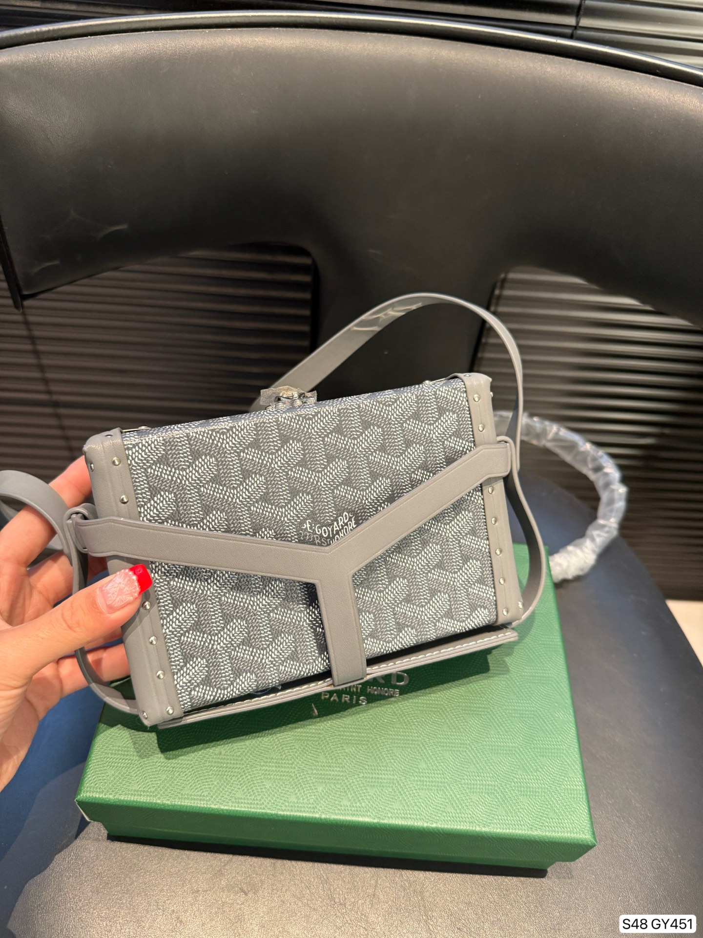 P290 戈雅配盒子极致奢华Goyard银色Mina 硬箱 时尚冷色调 限定银色款 可以斜挎的小硬箱 打造您的时尚搭配 日常出街吸引人的斜挎硬箱包 专属工匠的制作完成签名 日期。 Mina极致奢华硬箱 传承经典硬箱工艺 特别金属银色,特别彩绘3Y字母 出街造型一把手 打造时尚look 精致小巧 男女都可 尺寸16.5 11 货号GY451