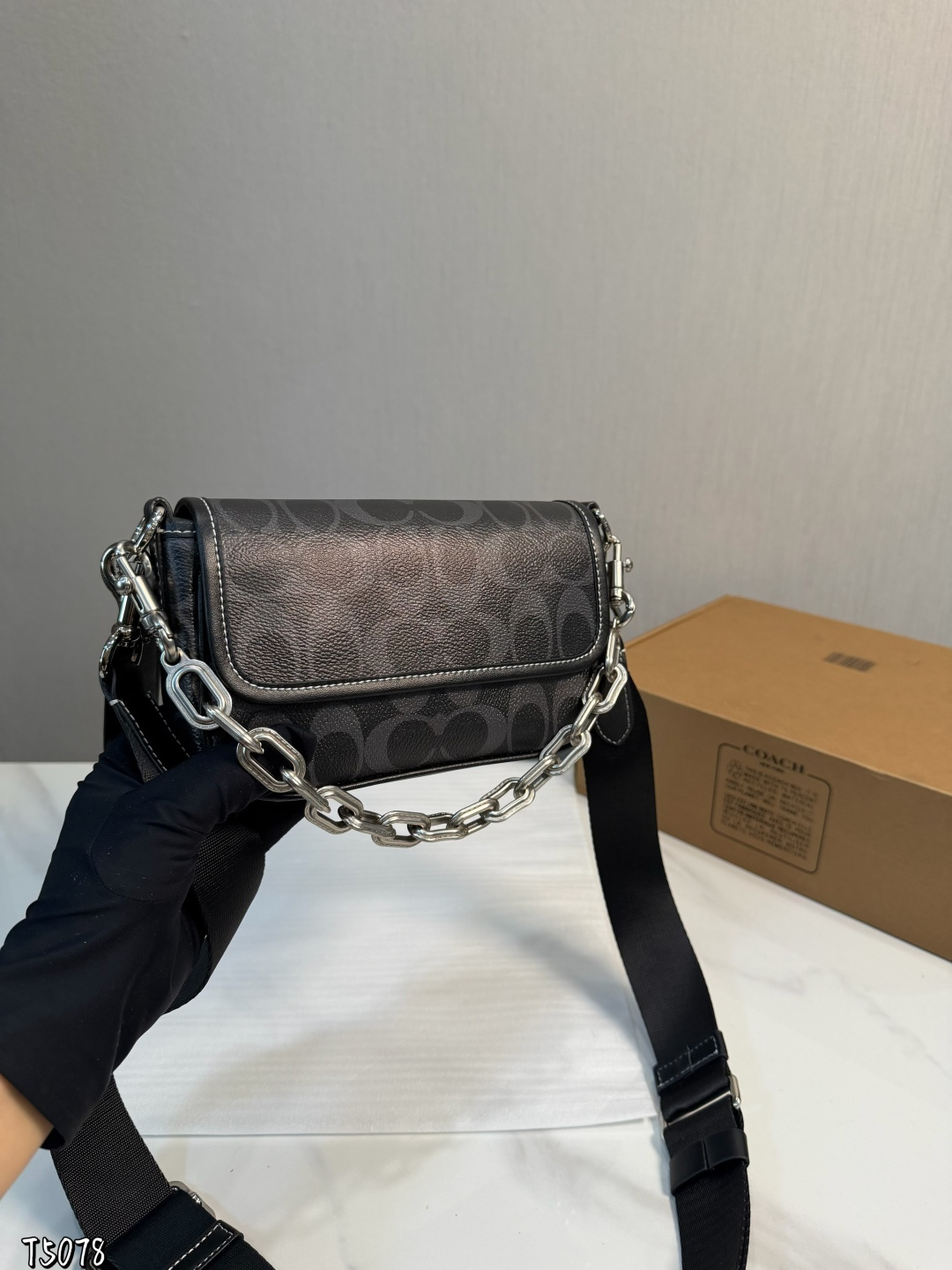 ❤️p150（礼盒包装）❤️ C家 新品黑色 男生都会喜欢的相机包！ 款式对于男生来说真的太友好了又能装又百搭 搜索🔍蔻驰 coach 男包尺寸：19*5*13cm