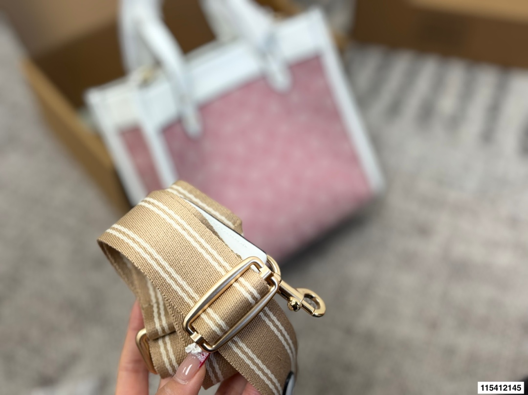 P135 配盒子 蔻驰托特包.手提单肩斜挎包.不管是自用还是送人都很棒！进口五金件.实用大气！简单大方.超大容量，满足你一切需要！！可轻松放置随身必备品！超级赞.这款包给我第一感觉就是太实用.手感特别好.抓紧入.颜值于适用集一身.真的好看实用.都留个！尺寸: 22.21