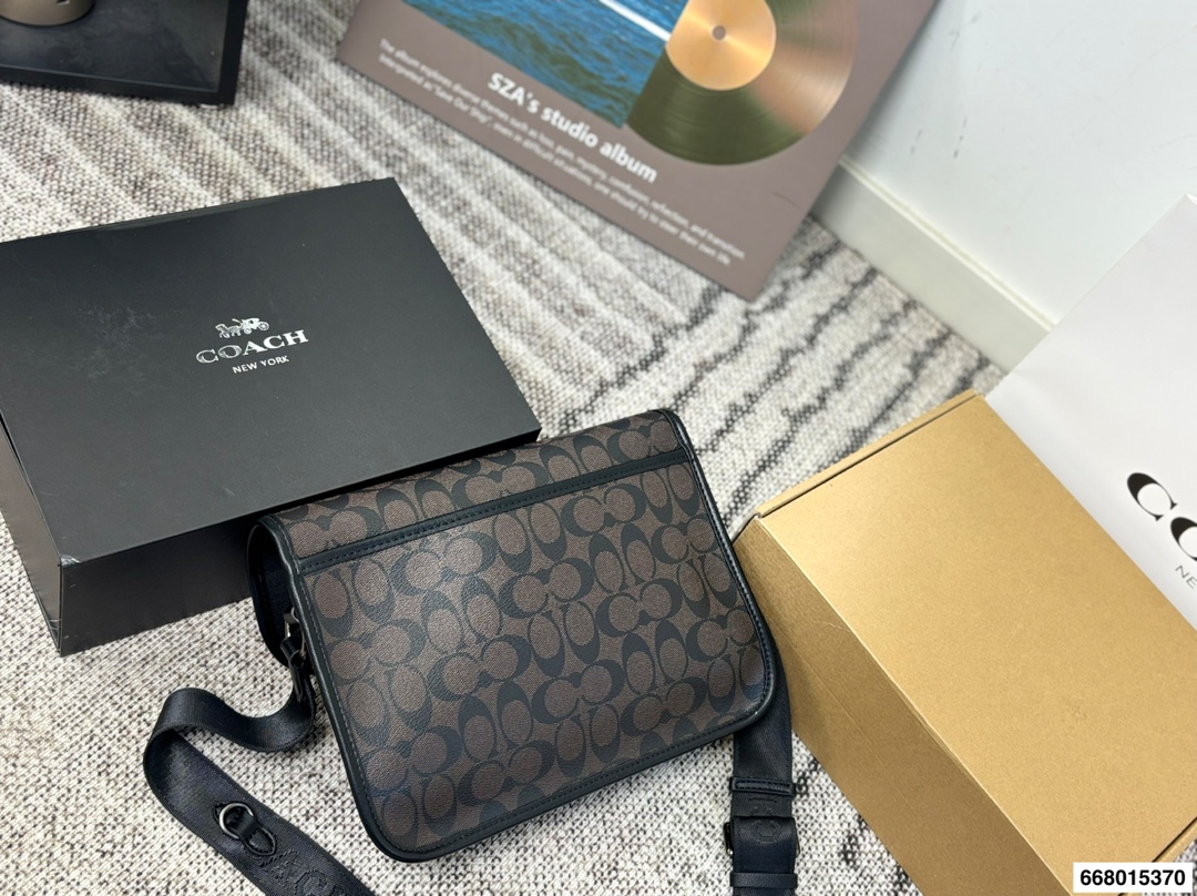 p150配礼盒 COACH男士League二合一混合斜挎包这款二合一混合斜挎包，中性风格，男女皆可背,情侣款组合!肩带句调节长短，单肩，斜挎都可 尺寸28.23