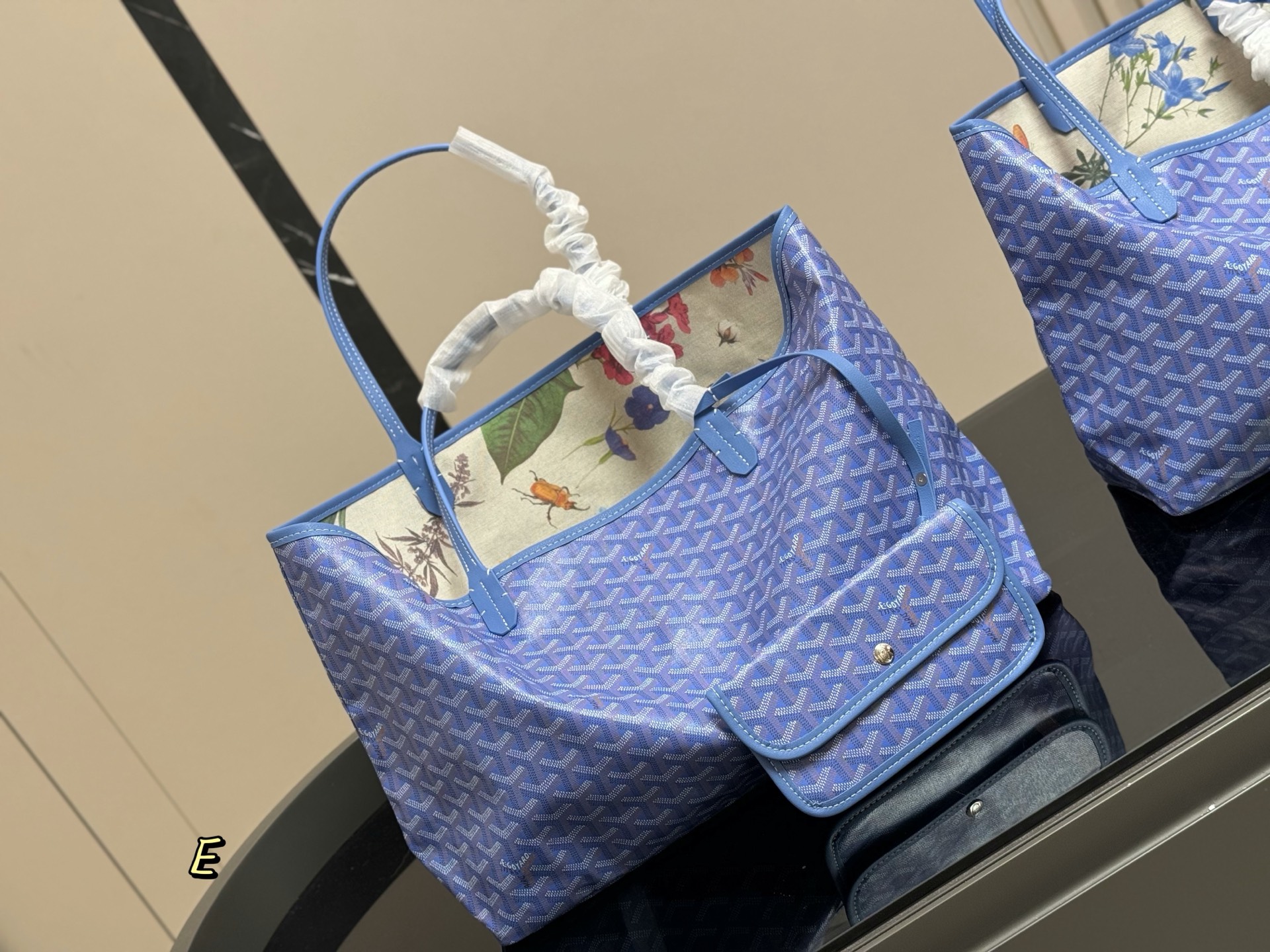 &yen;180 &yen;190（新款内里 升级版） size：34.28cm（中号） 42.29cm（大号） 戈雅Goyard购物袋🛍️ 从头到尾全部都是客订哦！ 另外收到的宝宝就会知道手腕带是立起来的[微笑][微笑] Goyard托特包日常使用率最高的包 又大又轻又软的狗牙！