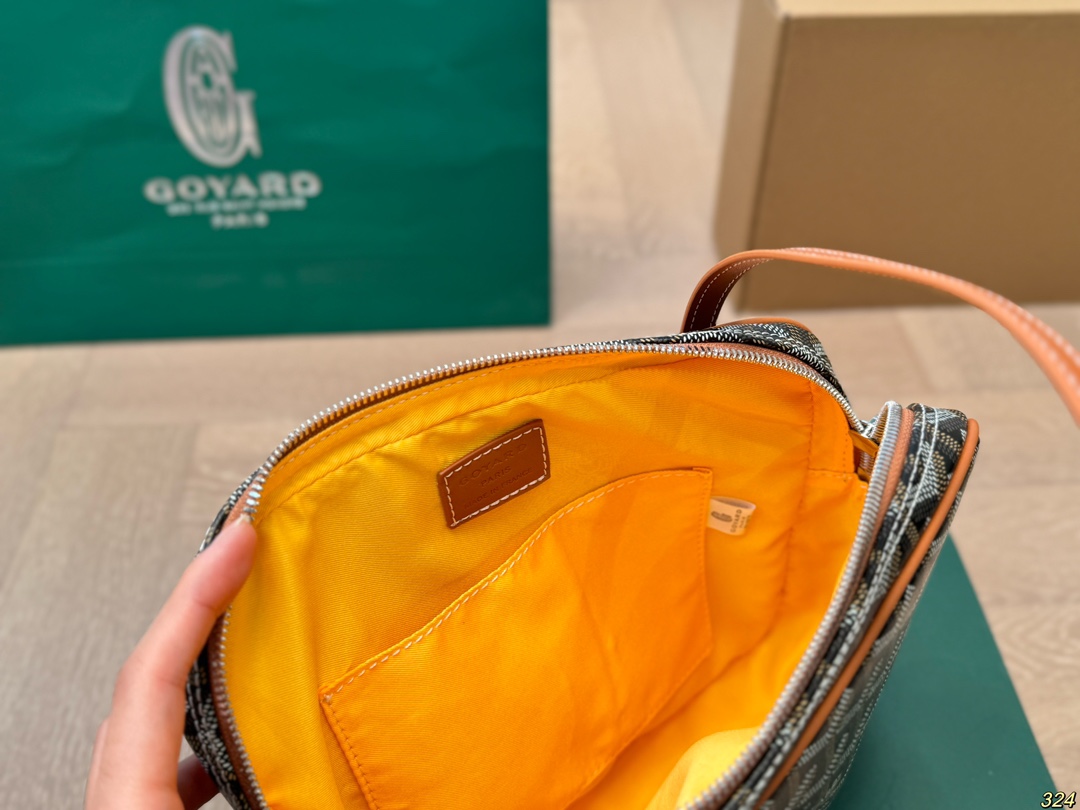 &yen;140折叠盒 戈雅Goyard腋下包 拥有新包就拥有好心情！ 简单的穿搭永远不过时，舒服随性耐看！ 点亮一下整体造型 实在太好看了！实物太美丽了！ 果然是一只实用又时髦百搭的包！！！ 尺寸23 19