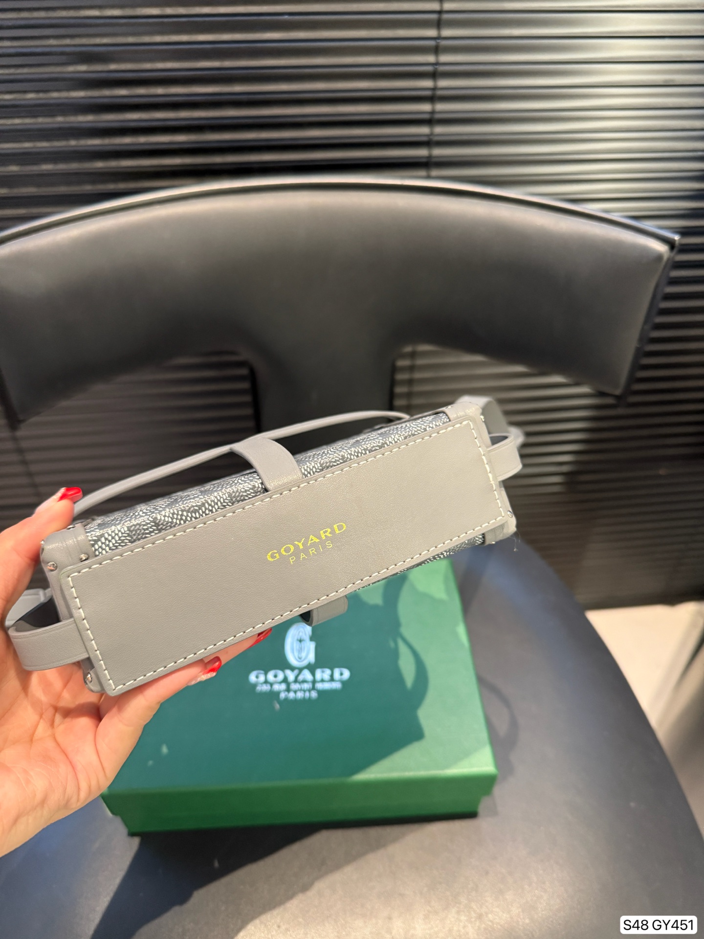 P290 戈雅配盒子极致奢华Goyard银色Mina 硬箱 时尚冷色调 限定银色款 可以斜挎的小硬箱 打造您的时尚搭配 日常出街吸引人的斜挎硬箱包 专属工匠的制作完成签名 日期。 Mina极致奢华硬箱 传承经典硬箱工艺 特别金属银色,特别彩绘3Y字母 出街造型一把手 打造时尚look 精致小巧 男女都可 尺寸16.5 11 货号GY451