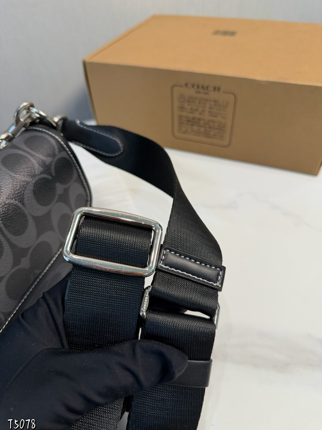 ❤️p150（礼盒包装）❤️ C家 新品黑色 男生都会喜欢的相机包！ 款式对于男生来说真的太友好了又能装又百搭 搜索🔍蔻驰 coach 男包尺寸：19*5*13cm