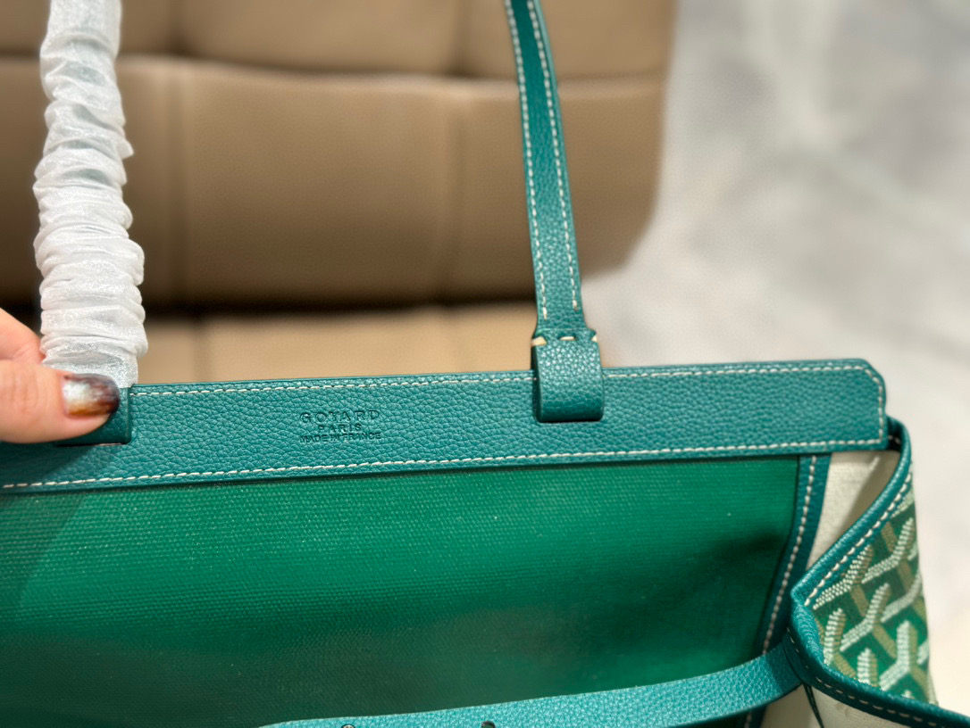 戈雅购物袋 p180 goyard Bellechasse Biaud通勤包白领金领必备款哦 通勤包，有型又轻便 内部底部附有底板，有支撑力, 并且是唯一-- 款自带包夹的款式36&times;26无盒