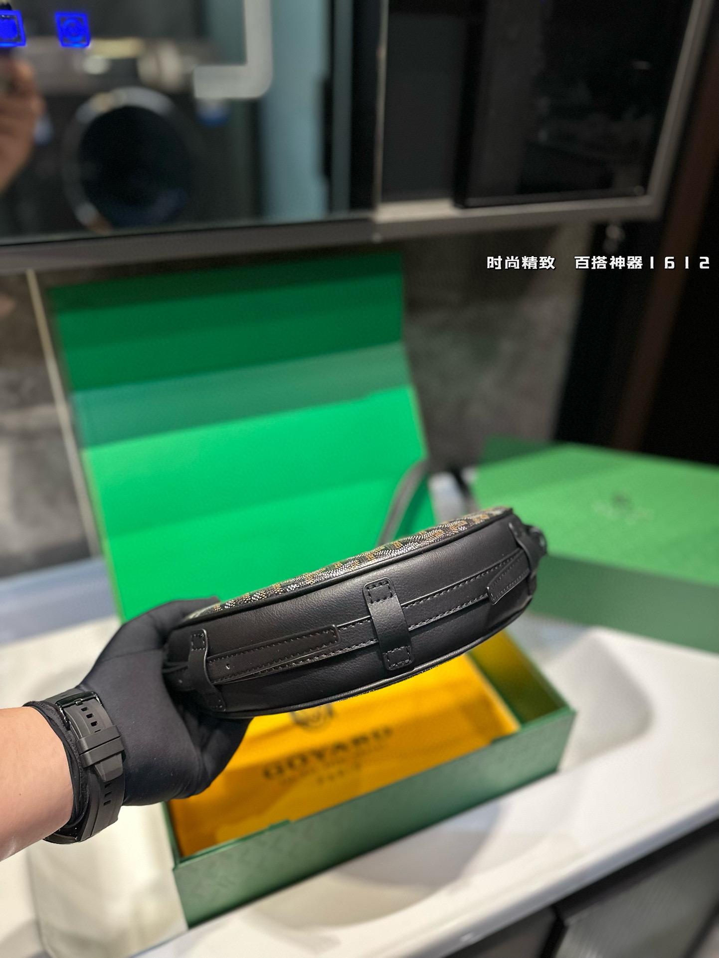 ❤️p185(礼盒包装)❤️ 拥有新包就拥有好心情!Goyard燕子包简单的穿搭永远不过时,舒服随性耐看!搭配一只棕色 goyard,点亮一下整体造型,秋冬配棕色实在太好看了!入手最近新出的goyard 燕子包,实物太美丽了!容量也十分乐观,可装下兩伞钱包粉饼口红等,肩带可调节,背法多样,可单肩可斜背可腋下!果然是一只实用又时髦百搭的包!!!尺寸23 16cm