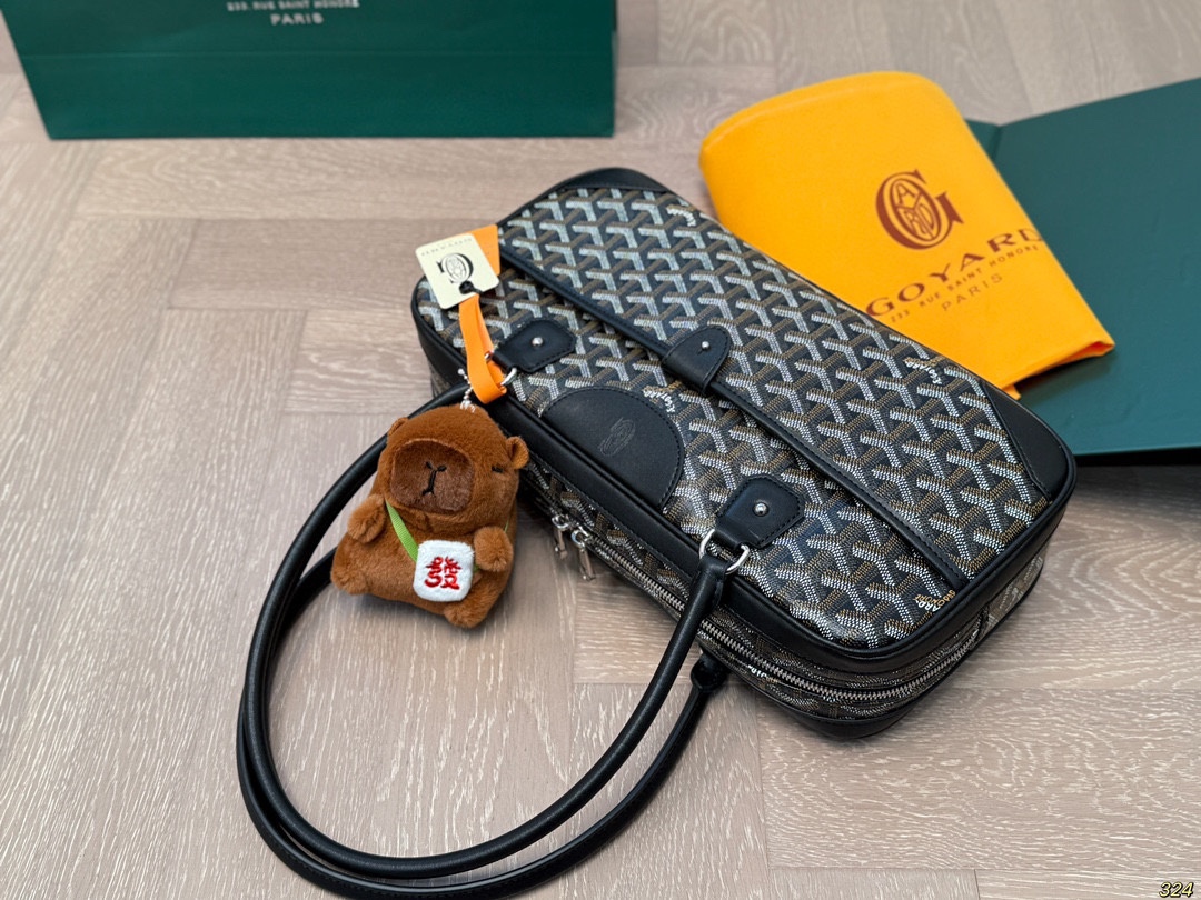 ¥180折叠盒 Goyard 戈雅新款腋下包 保龄球包轻奢百搭,时髦百搭✔️ 容量超大☑️ 超级实用~ 谁用谁爱的戈雅通勤潮酷两不误‼️ 尺寸34 17