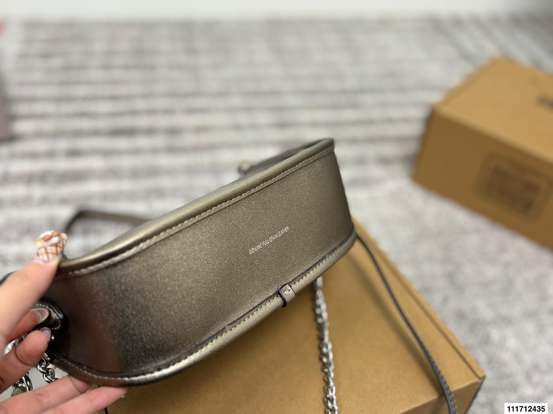 P165 配盒子COACH｜蔻驰新品waverly bag24 蔻驰八月这款Waverly手袋适于日常使用的简约设计， 灵感源自品牌故乡纽约的随性精致格调。 采用具有精美纹理和柔软质感的天然粒面皮革制作，配有一个方便的搭扣袋以及一个可存放手机、钱包等随身物品的开放式内袋。 全面百搭的顶部手柄设计提供了三条可替换肩带，可通过皮革肩带或优雅链带实现斜挎和肩背哟。 尺寸23 12