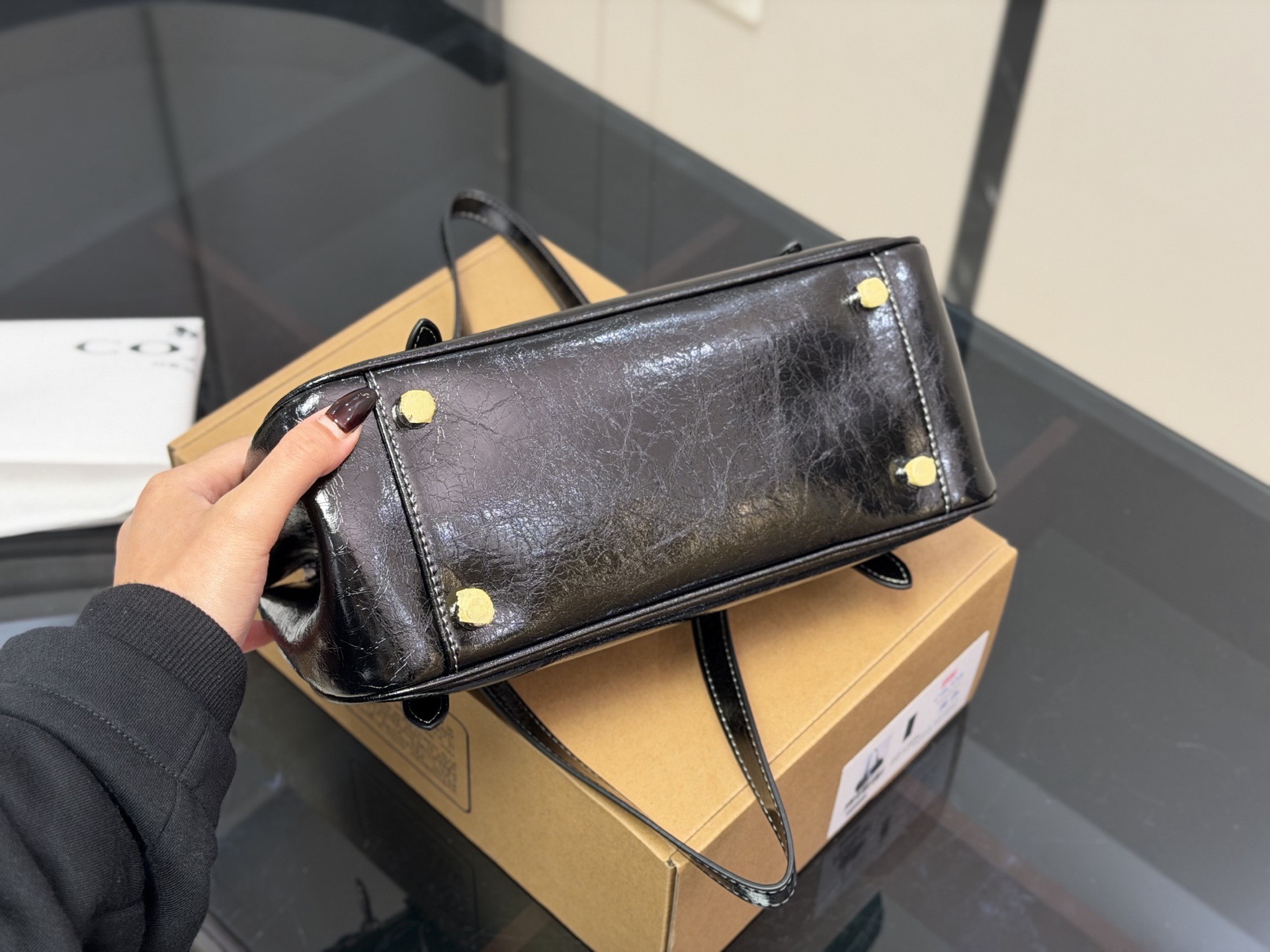 &yen;165 配盒 蔻驰新品asher太好看了 新品又又又又戳到我了！ 油蜡皮光泽度好有质感重点是真的很轻！！！ 酷酷的包包 真的太太太太好看啦 尺寸:30.14cm