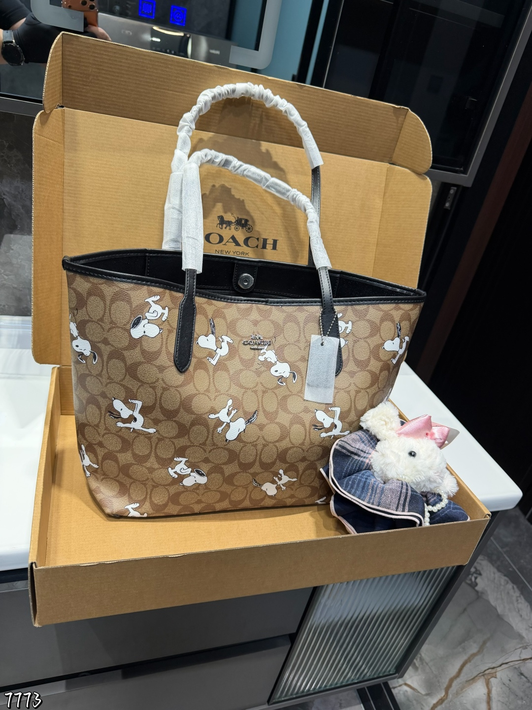 ❤️p175（礼盒包装）❤️ Coach 经典city托特包经典logo购物袋tote包大爆款 分分钟断货！正反两面都好看！毫无违和感！size: 45.28