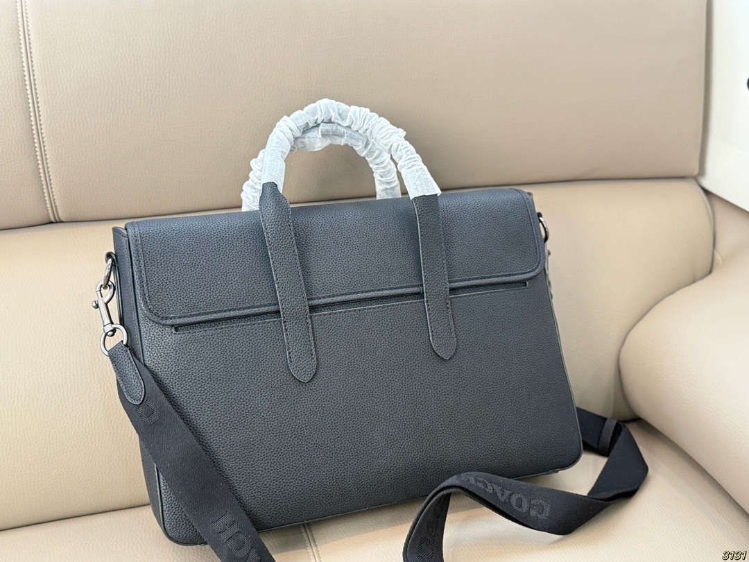 ¥315 COACH蔻驰新款系列公文包💕 超薄轻便小巧,男女皆可 可以放下13寸以下的电脑 肩带可拆卸 手提肩背都🉑 超级实用 出门办公也是酷Boy 尺寸39 27