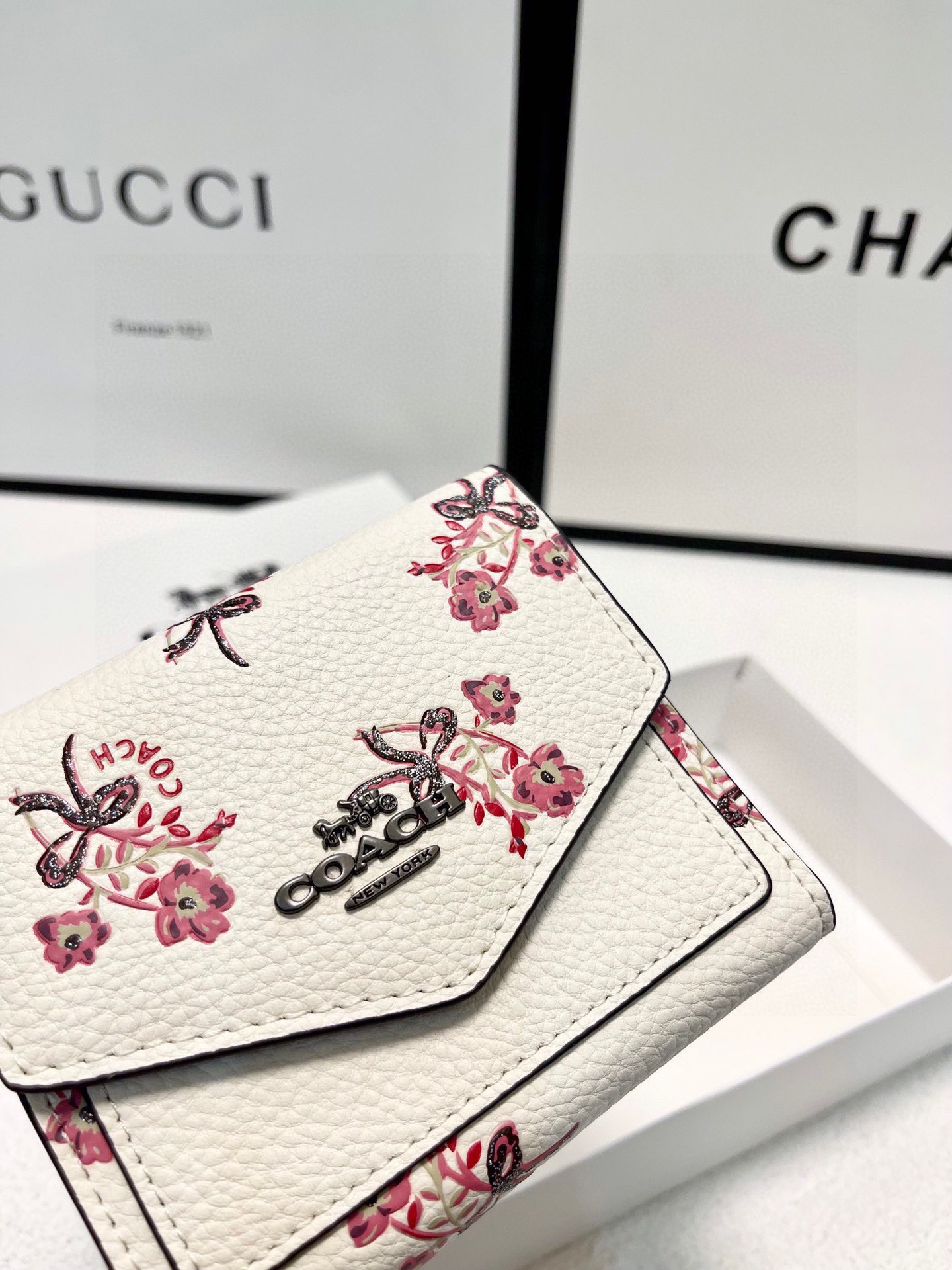 P105🎀🎀颜色 印花🎀尺寸 11x10🎀蔻驰专柜爆款👍原版牛皮三折短款钱包🔥精美设计手感一流美妞必备实物超级美🆕❤️