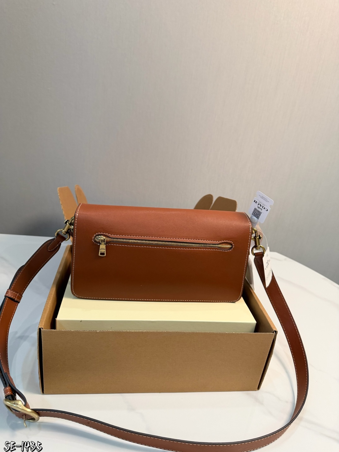 ❤️p195❤️ Coach Tabby 26酒神包 Coach Tabby 26酒神包，选用柔软颗粒牛皮，手感细腻耐用，焦糖棕色搭配复古金属C扣，简约又大气艹。26x15x7.5cm26x15x7.5cm，内部夹层+拉链小袋，收纳超方便！肩带可调节，腋下、单肩、斜挎都OK，通勤约会都能轻松驾驭~焦糖棕色百搭耐看，秋冬穿搭必备，复古优雅 气质满你可