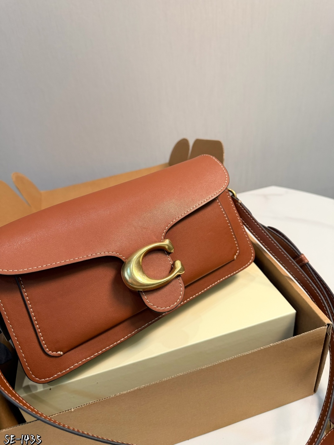 ❤️p195❤️ Coach Tabby 26酒神包 Coach Tabby 26酒神包，选用柔软颗粒牛皮，手感细腻耐用，焦糖棕色搭配复古金属C扣，简约又大气艹。26x15x7.5cm26x15x7.5cm，内部夹层+拉链小袋，收纳超方便！肩带可调节，腋下、单肩、斜挎都OK，通勤约会都能轻松驾驭~焦糖棕色百搭耐看，秋冬穿搭必备，复古优雅 气质满你可