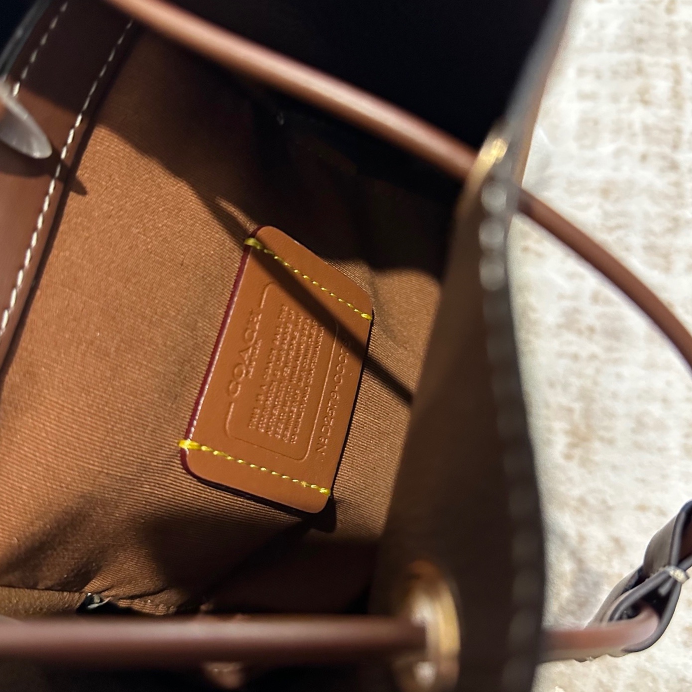 p185 礼盒包装 Coach新品水桶是不是很戳心巴推荐理由 V两条肩带手提/腋下/斜挎任意切换 尺寸25 23cm高轻便又很实用 浅奶茶新色秋日第一抹温柔