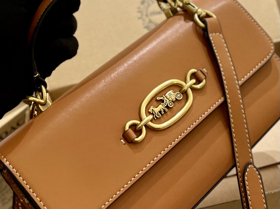 🐆p160 折叠礼盒 蔻驰COACH Harlow手提单肩包 方方正正的包型 优雅有气质 金属马车logo简约大气 容量也很可 手机 化妆品 钱包都可以装下 尺寸24.13