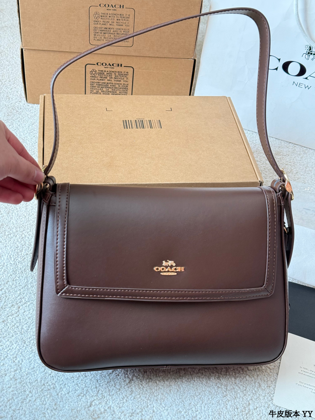 牛皮版本 p195 蔻驰 Etta 系列翻盖包 COACH Etta系列大号翻盖包,采用光滑牛皮革,栗子可可棕色超有秋冬氛围感!正面C字旋锁扣+金色五金,简约又精致‘。肩带可调节,单肩or斜挎都OK,通勤、约会都能轻松驾驭~ 尺寸 28 20cm