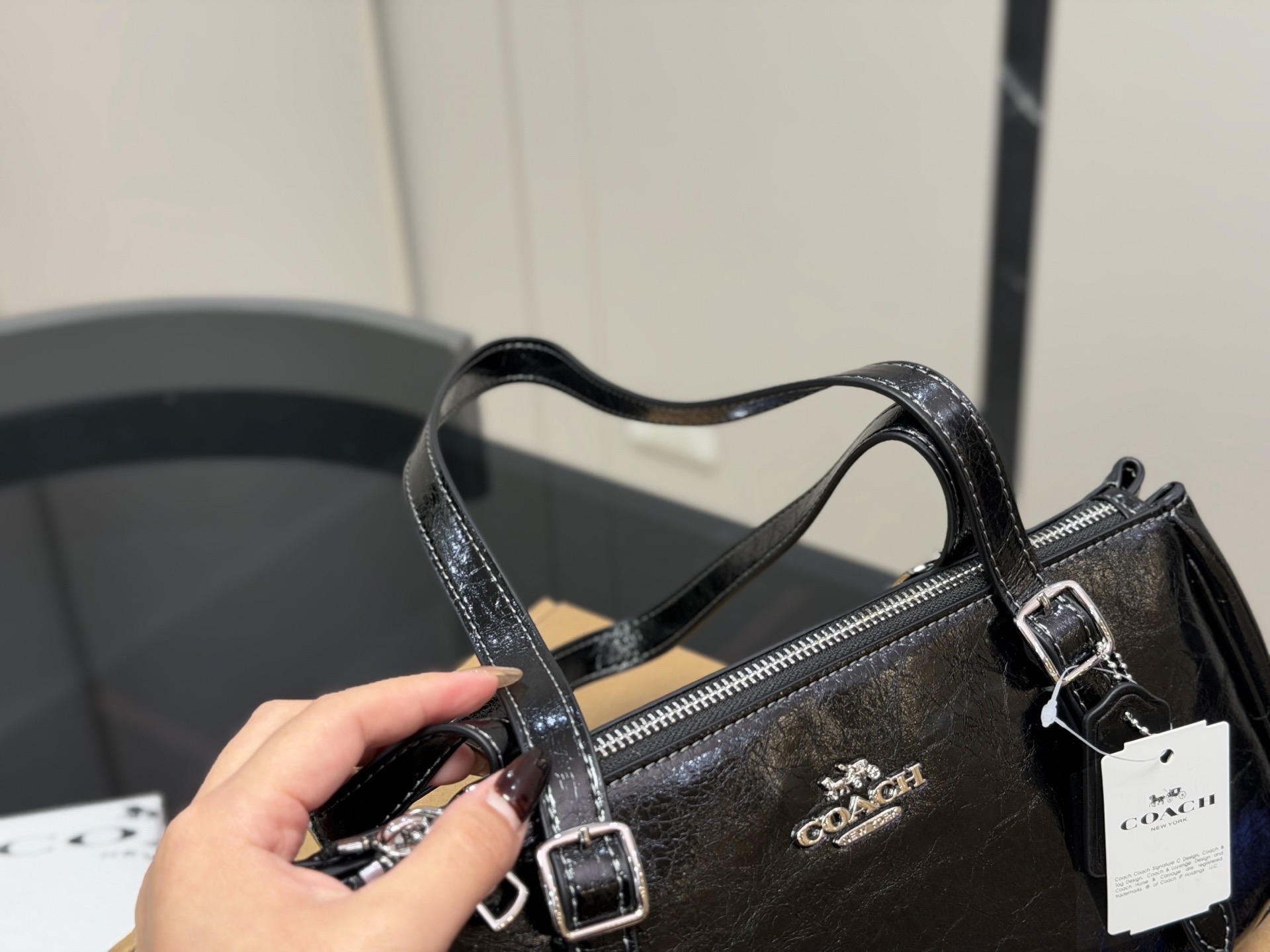 &yen;165 配盒 蔻驰新品asher太好看了 新品又又又又戳到我了！ 油蜡皮光泽度好有质感重点是真的很轻！！！ 酷酷的包包 真的太太太太好看啦 尺寸:30.14cm