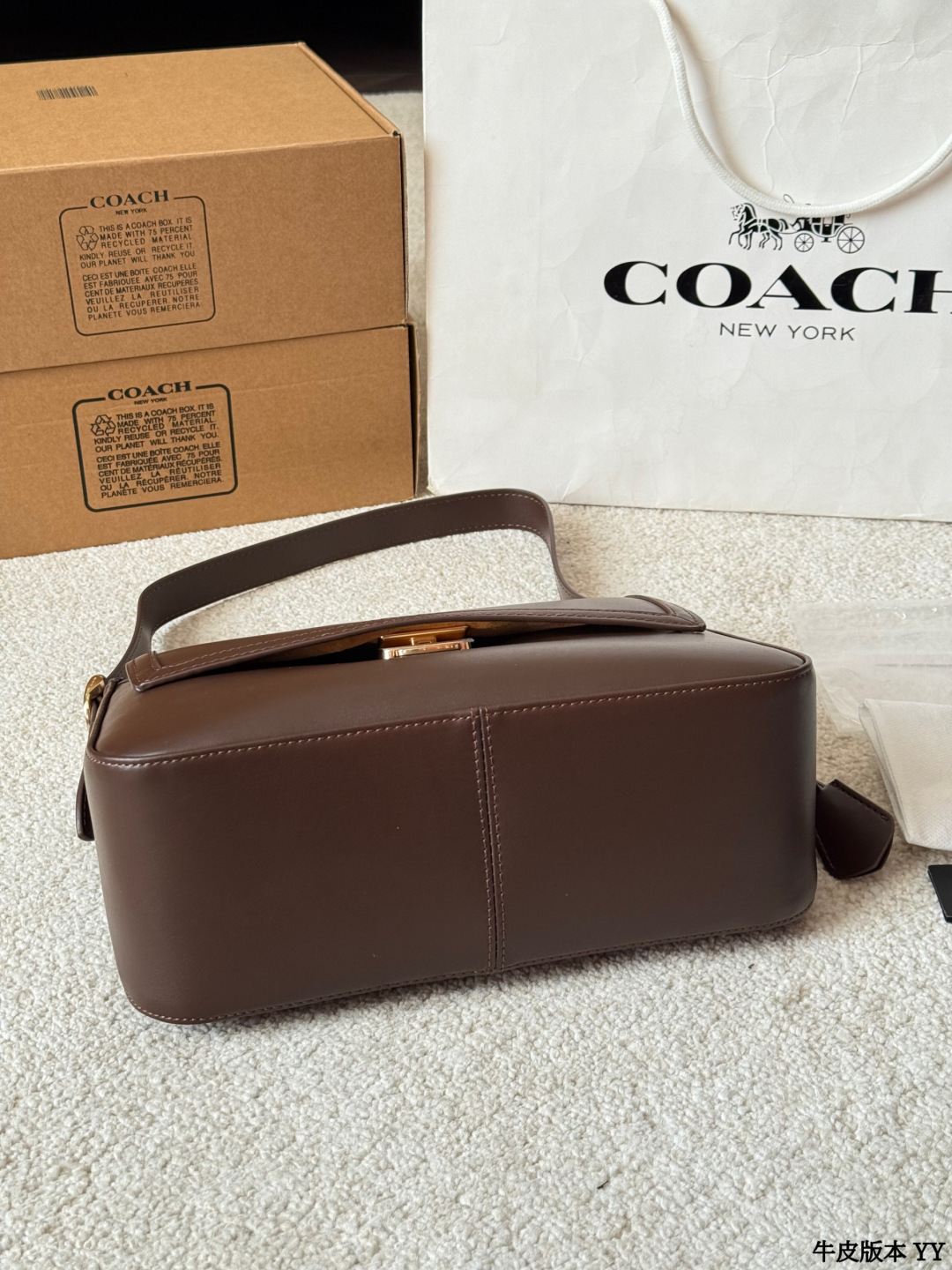 牛皮版本 p195 蔻驰 Etta 系列翻盖包 COACH Etta系列大号翻盖包,采用光滑牛皮革,栗子可可棕色超有秋冬氛围感!正面C字旋锁扣+金色五金,简约又精致‘。肩带可调节,单肩or斜挎都OK,通勤、约会都能轻松驾驭~ 尺寸 28 20cm