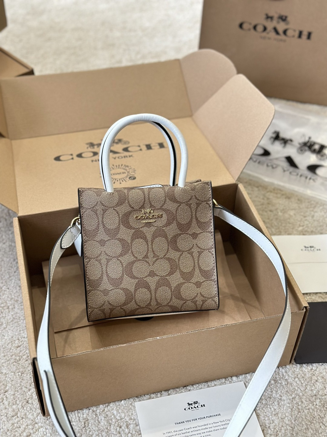 复刻版 牛皮 p160 COACH |琴谱包 Minically Minically 真的是好看又平价的琴谱包!妥妥的 Celine 平替 有多火也不想再多过赘述 这个最经典的卡其logo居然很少人po图!!! 颜值真的很高呀 感觉这个颜色会比深色来说,各个季节都适合,又抗造又百搭 手提,斜背都挺好看的,容量也是可以放下手机,钱包 充电宝的 Q蔻驰 COACH 蔻驰女包 CALLY系列 单肩包手拎包斜挎包 尺寸16.5 17cm