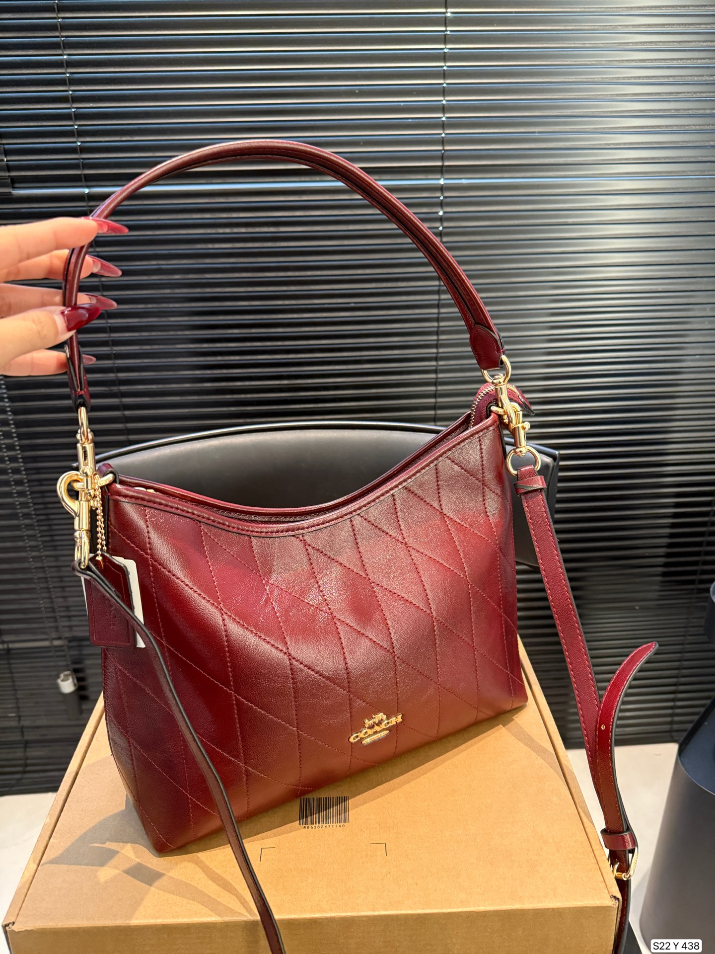 P160 配飞机盒 蔻驰托特包，除了好看还是好看，托特包造型简单又好用关键是超好看，轻便，缤纷又结实。分分钟成为街上最具回头率的时尚单品！尺寸：30 21货号Y438