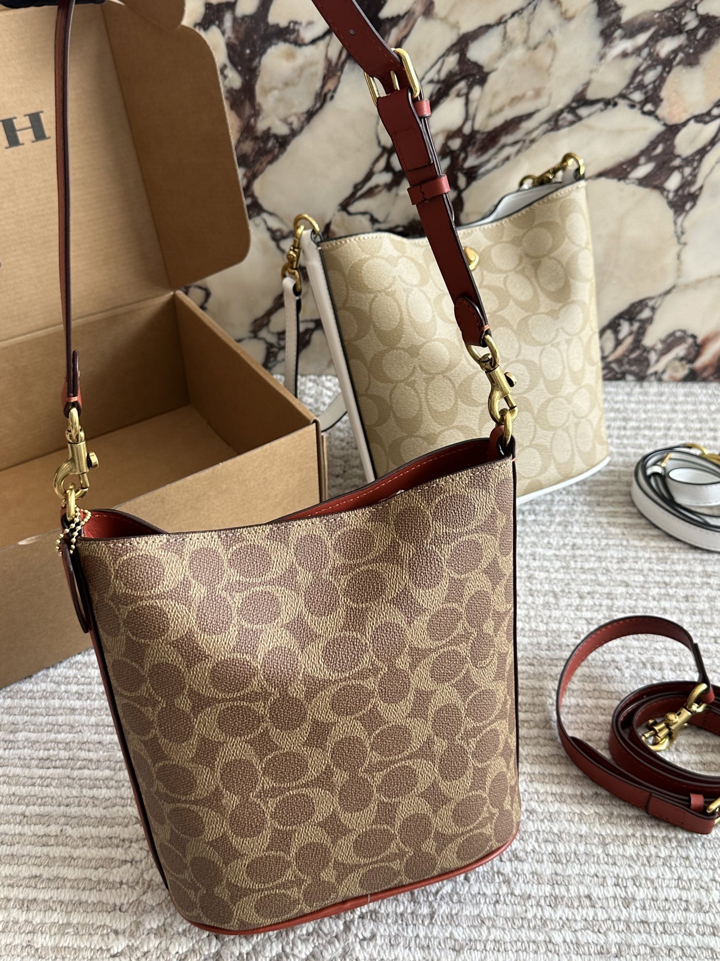 💰190 配盒 size：21 17cm C家 新款水桶包 蔻驰最新一季的 休闲随性的包型，立体饱满 腋下/斜挎都不成问题 通勤必备 搜索 coach 水桶