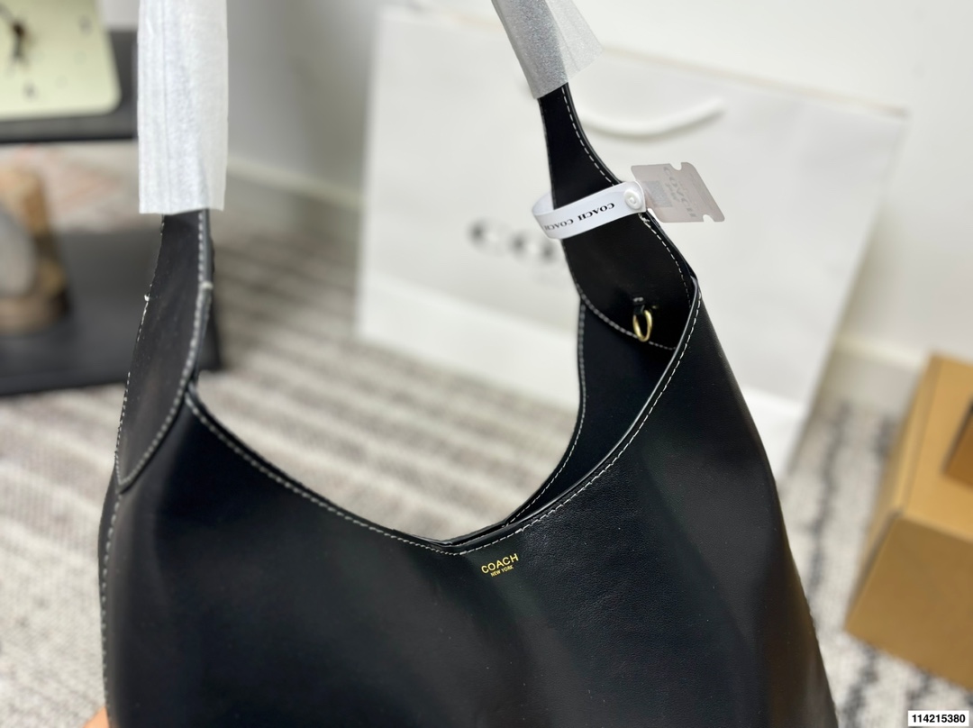 p150 礼盒包装 尺寸34.25/28.21/23.14 蔻驰 Coach 来活啦10月新款 Brooklyn28 Coach新品10月新品,复古潮流风再度来袭 1.肩带可调节长度,足够的腋下肩带,轻松打造腋下包型。 2.轻盈的黄铜配件点缀,尽显低调优雅。 真皮包边,高品质高手艺。 包型轻巧,容量超级可。 通勤,日常都可。简约线条,复古风潮。姐妹们快来get起来吧