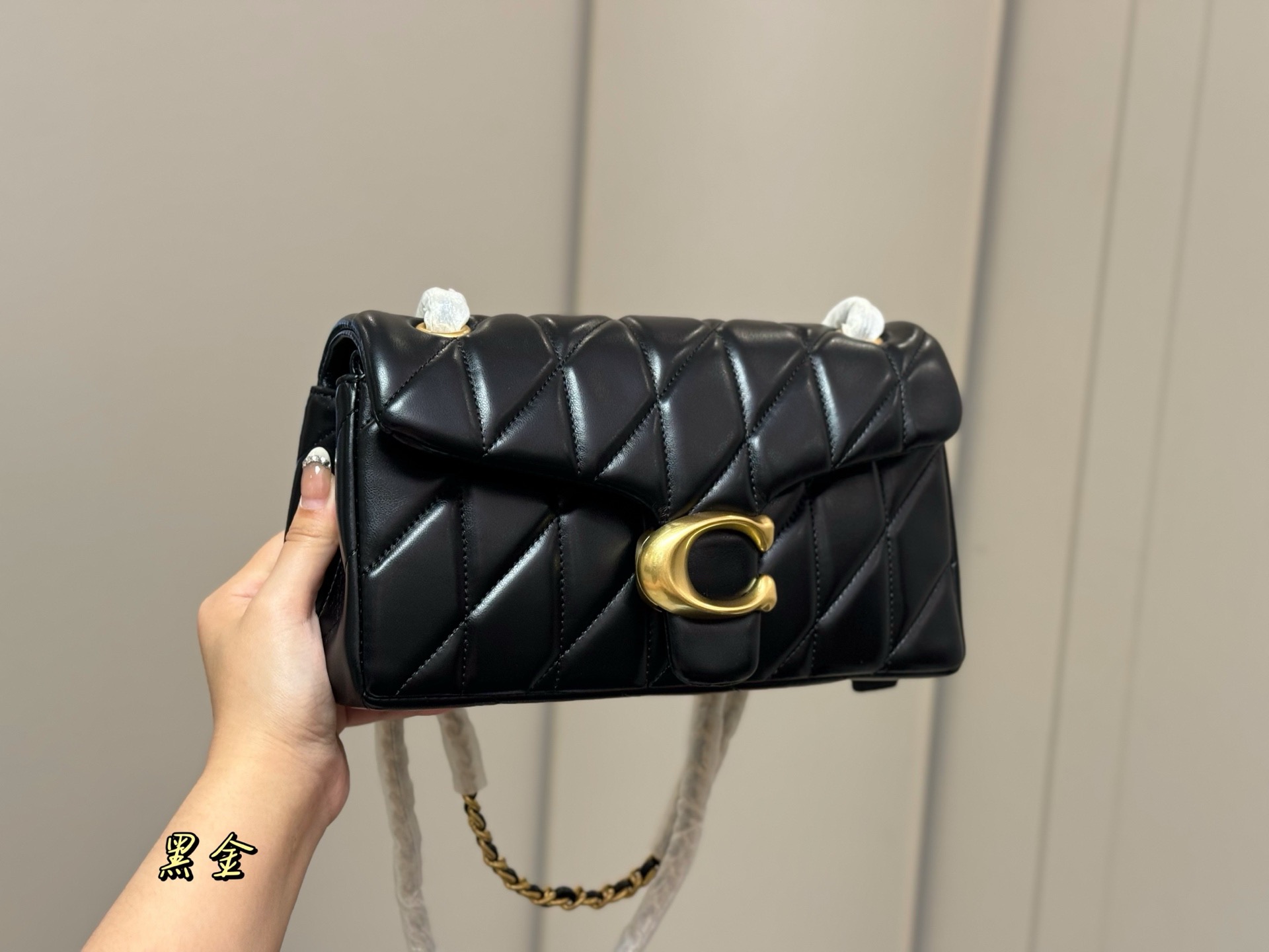 ¥200 配折叠盒飞机盒 👏🏿 size:25*15cm 百搭神器—tabby 蔻驰 酒神新品 Quilted Tabby25 链条版Tabby 这你能忍住?? 满满的小细节…