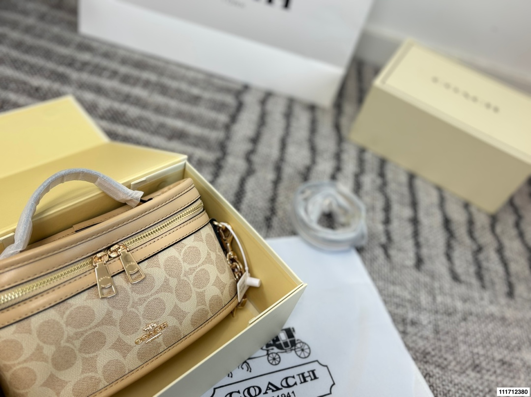 p150配折叠盒 尺寸22.13 Coach盒子包💕小可爱 新款圆饼斜挎包 一开始看到这个包 觉得一般般 不亮眼。结果背上身 惊了!超可爱!竟然是少女风格的! 这个包真的很赞啊 1️⃣容量:小身板大容量啊,装手机+钱包+气垫+口红+纸巾,就足够了,完全没问题! 2⃣️材质:是蔻驰家经典的花纹,很耐用的皮质。(肩带能调节 非常实用) 3⃣️风格:可爱 可爱真的可爱! 完全没有coach其他款式老气的感觉! 还真的蛮减龄的。 关键!棕色花纹很百搭,搭配裙子 裤子都很好看!风衣 毛衣 针织衫也能搭配! 强烈建议入!