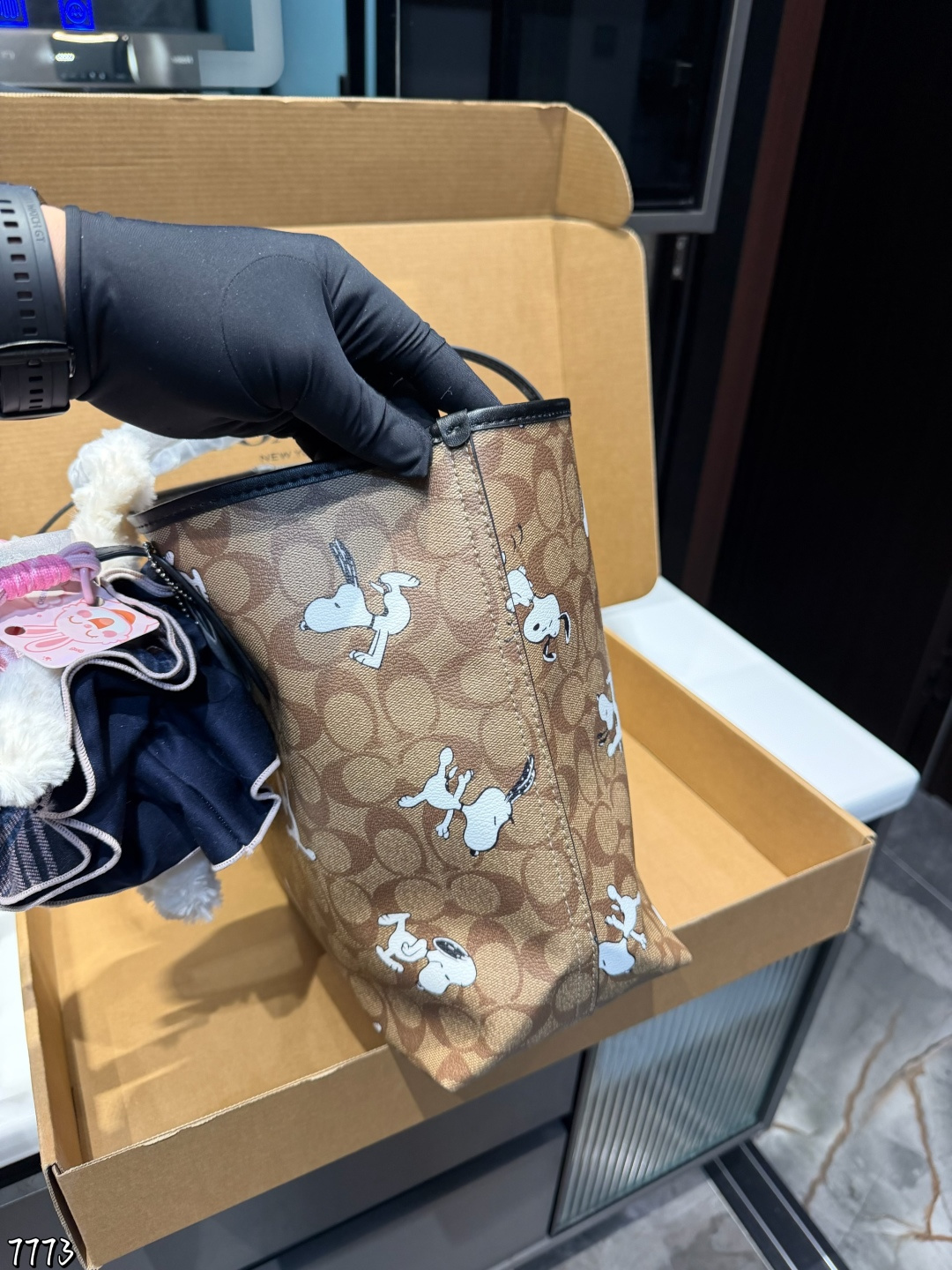 ❤️p175（礼盒包装）❤️ Coach 经典city托特包经典logo购物袋tote包大爆款 分分钟断货！正反两面都好看！毫无违和感！size: 45.28